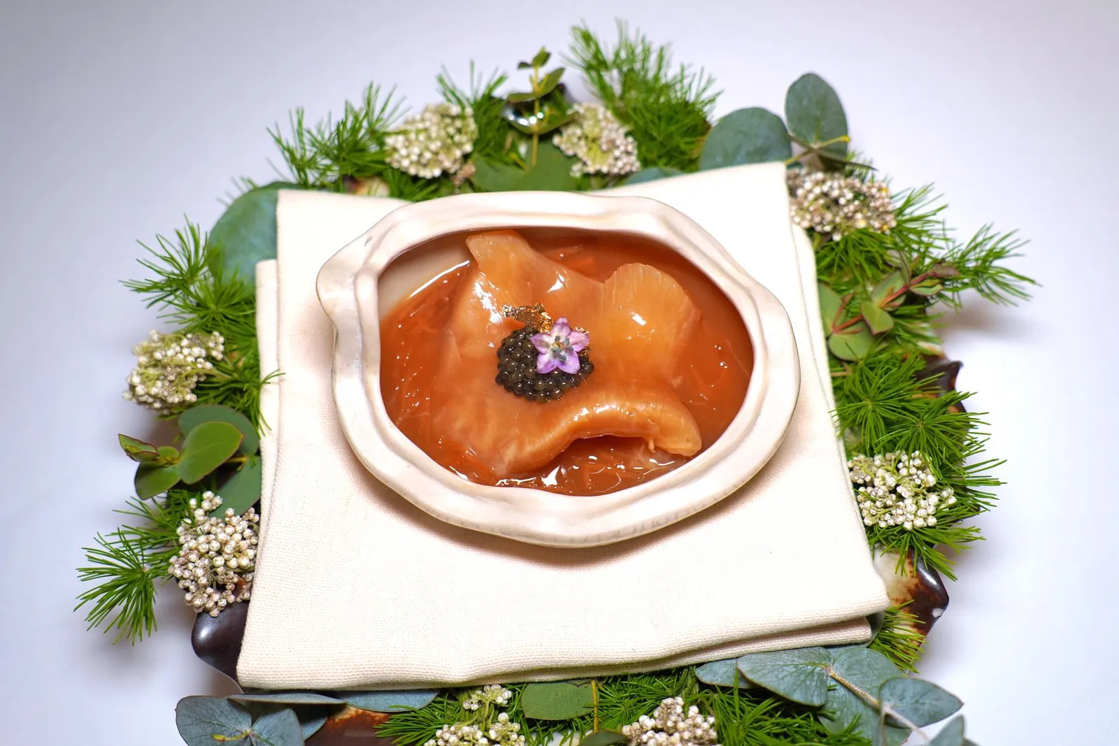 🥄 ENTREEHotate Chawanmushi | Supreme Fish Maw | Dry Scallops | Kristal Caviarเชฟบิ๊กนำเสนอ Signature Dish อย่างกระเพาะปลาเมี้ยนเกรดพรีเมี่ยมสังเกตได้จากความหนานุ่มและเต็มไปด้วยคอลลาเจนของกระเพาะปลาแต่ละชิ้นที่ใช้เสิร์ฟ เชฟนำไปตุ๋นกับกังป๋วยหรือหอยเชลล์แห้งและแฮมยูนนานของจีนจนให้เนื้อสัมผัสละมุน ด้านล่างรองด้วย Royale ที่ใช้เทคนิคการตุ๋นไข่กับน้ำสต็อกโดยมีองค์ประกอบของหอยเชลล์โฮตาเตะปั่นรวมกันลงไปด้วย ยังมีหอยหวาน หอยลาย และหมึกย่าง และความอุมามิของกังป๋วย จากนั้นท็อปด้วย Kaviari Kristal Caviar ใส่มาในปริมาณที่พอเหมาะ (16/20)