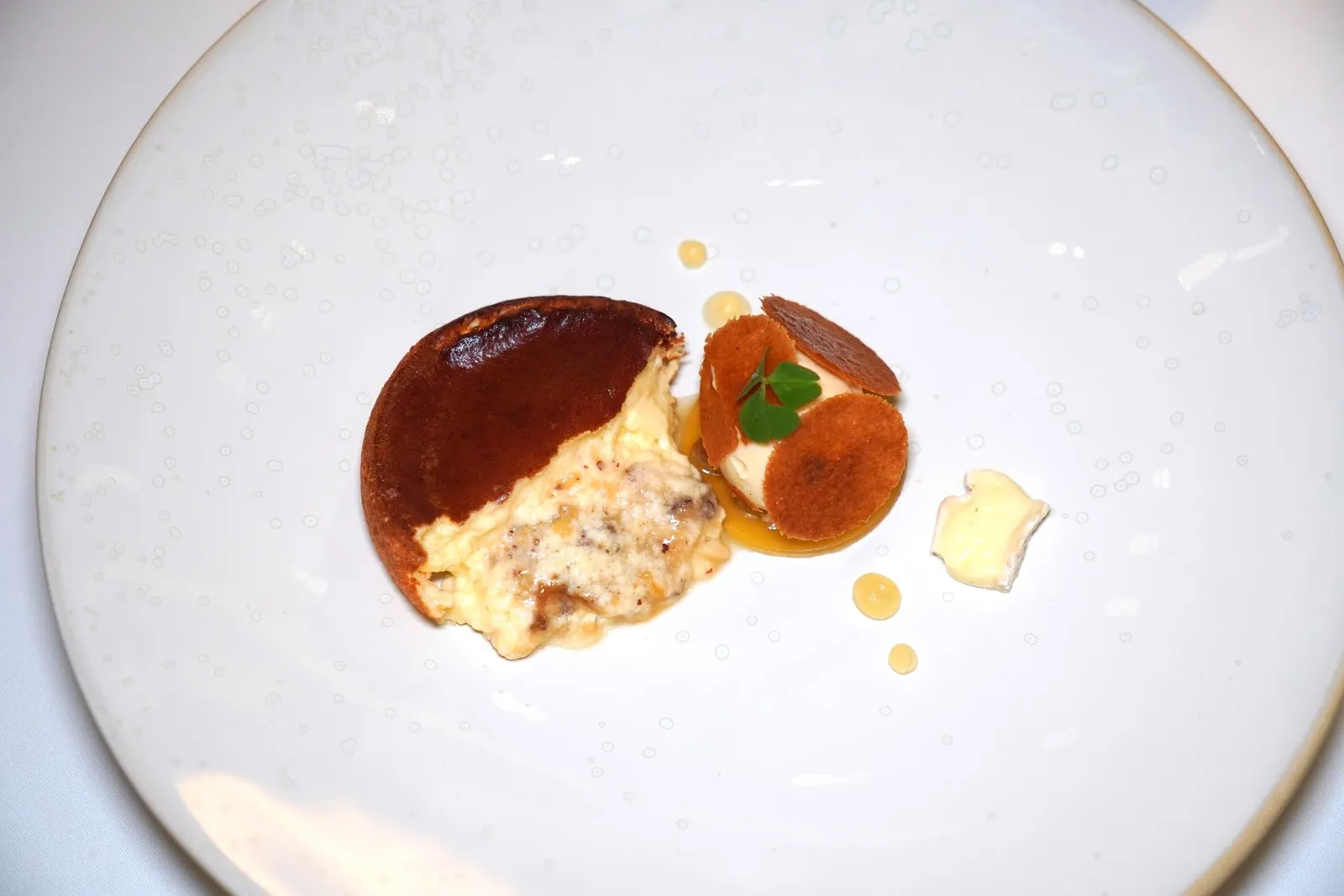 🥄 DESSERTBrie de Meaux & Chinese Dates Souffle | Pineapple & Ginger Ice Greamจากนั้นตักลงจาน ข้าง ๆ กันคือไอศกรีมสับปะรด-ขิงซึ่งรองด้วยเจลลี่สับปะรดและสับปะรดเชื่อมอยู่ด้านล่าง ข้าง ๆ คือเจลสับปะรดและชิ้นของชีส Brie de Meaux ด้านบนคือแผ่น Tuile อัลมอนด์กรอบช่วยสร้างมิติทางเนื้อสัมผัส (15/20)