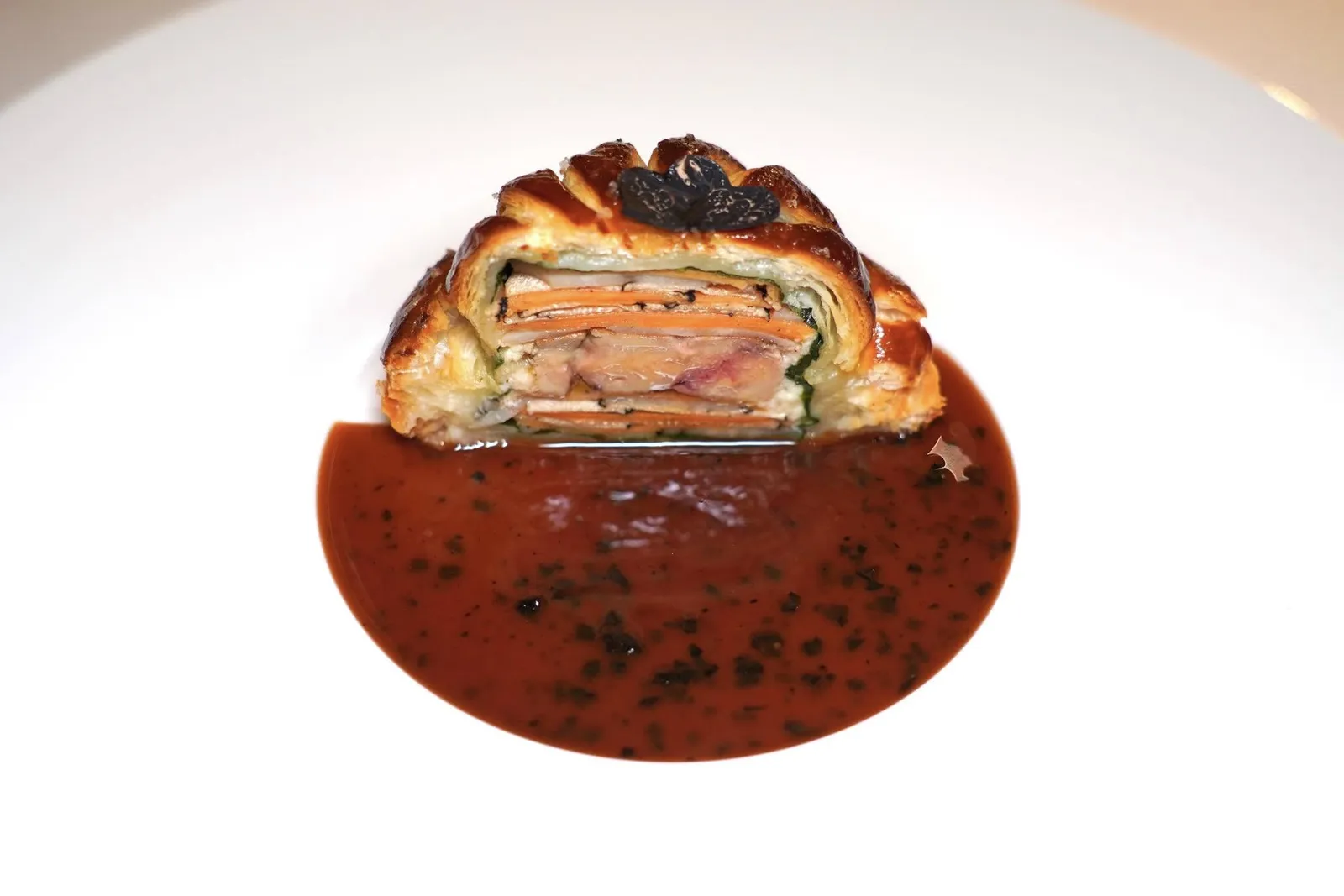 🥄 ENTREEMille Feuille of Truffle & Lotus Root & Foie Gras Pithivier | Truffle Hoisin Jusด้านใน Pithivier ประกอบขึ้นจากมันหวาน-รากบัว-ทรัฟเฟิลวางสลับกัน 3 ชั้นที่ด้านล่าง ตรงกลางคือฟัวกราส์เนื้อเนียนละมุน ด้านบนคือรากบัววางสลับกันอีก 3 ชั้น จากนั้นที่โต๊ะพนักงานจะเทซอสรสชาติเข้มข้นที่ผสมผสานกลิ่นอายความเป็น Hoisin Sauce ของจีนและ Sauce Périgueux ของฝรั่งเศสออกมาได้อย่างลงตัว (15/20)