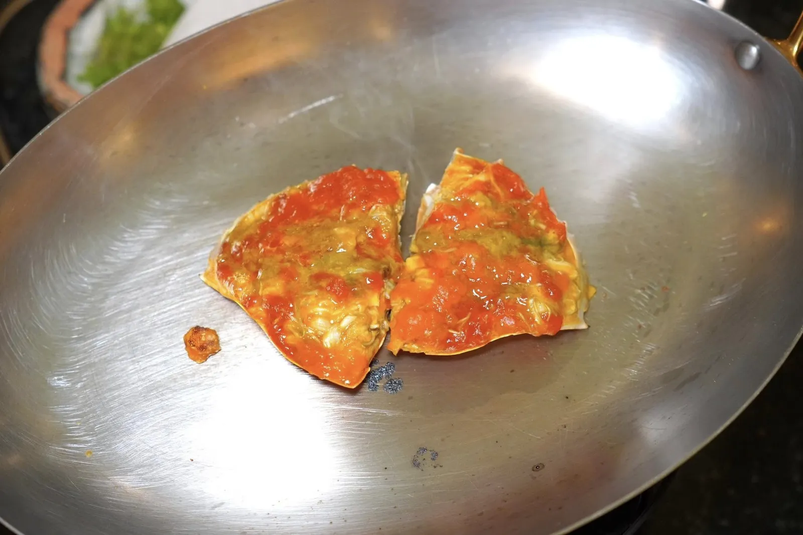 🥄 MAINCrab Roe Rice | Black Pepper | Nahmjim Seafoodเชฟนำข้าวหอมมะลิจากทุ่งกุลาร้องไห้จังหวัดร้อยเอ็ดไปคลุกเคล้ากับน้ำมันมะพร้าว, เครื่อง Sofrito สูตรพิเศษที่เตรียมมาจากน้ำสต๊อกปู Chorizo วางผักโอซุ่นลงไปแล้วนำไปอบในหม้อ Le Creuset พนักงานจะนำข้าวมาผัดในกระทะต่อข้าง ๆ โต๊ะเพื่อให้ข้าวมีความกรอบมากขึ้น (16/20)