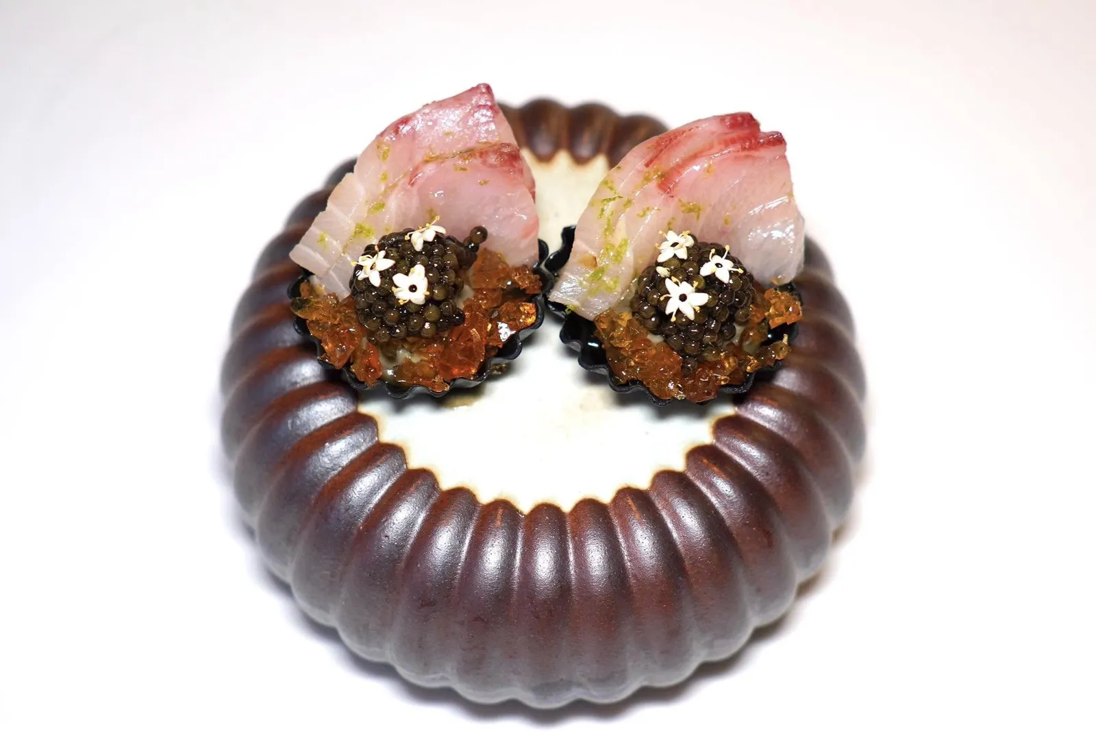 🥄 AMUSE-BOUCHEถัดมาคือ Squid Ink Tartelette เตรียมมาจากดีหมึก ด้านในคือซอสมายองเนสโฮมเมดเตรียมมาจากไข่เยี่ยวม้าสีทองและชิ้นปลา Shima-aji จากนั้นท็อปด้านบนด้วย Kristal Caviar (15/20)