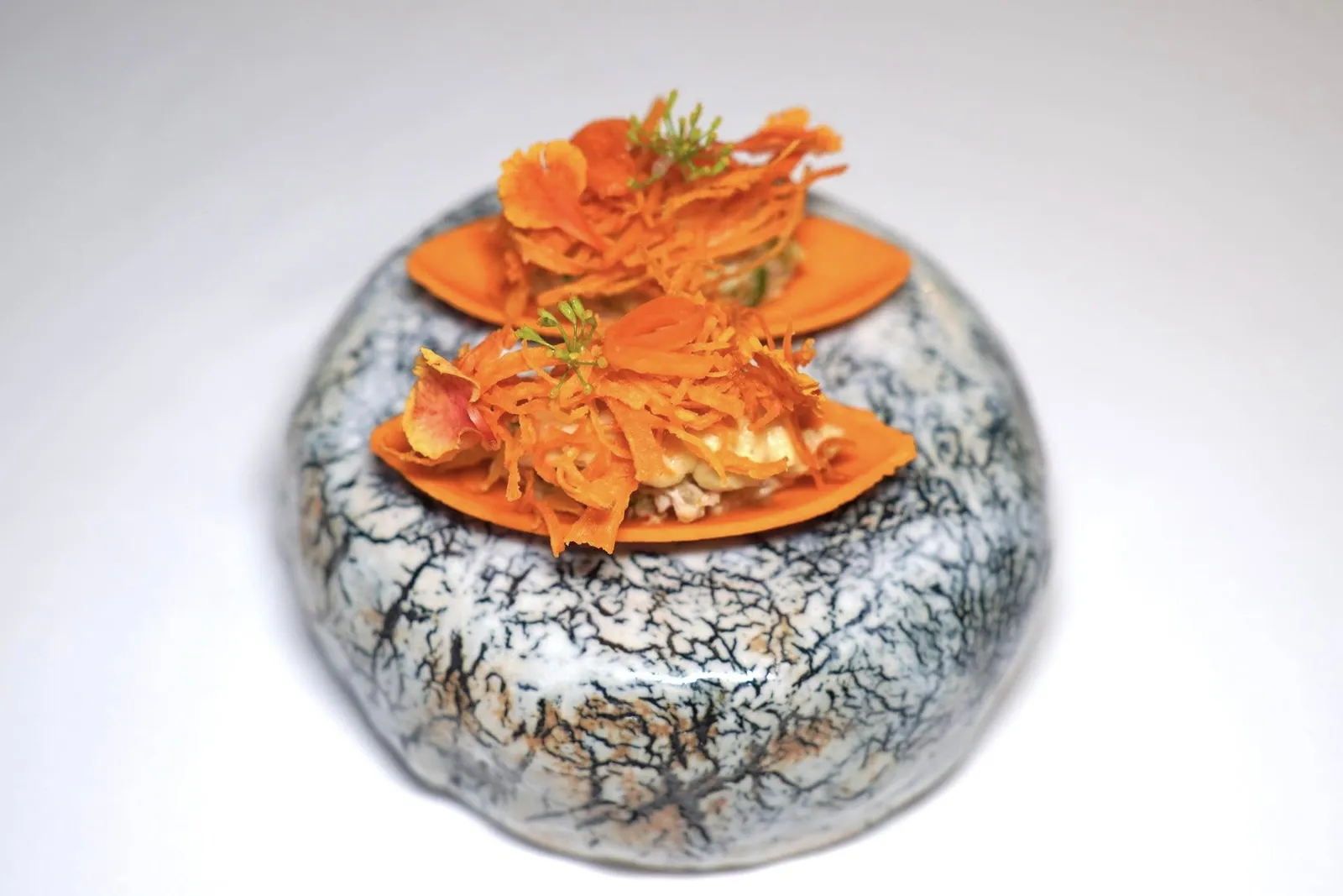 🥄 AMUSE-BOUCHECarrot Tartelette เตรียมมาเป็นรูปเรือ ด้านในคือ Tartare ทำมาจากเนื้อปูให้ความหอมพอเหมาะ ด้านบนท็อปด้วยมูสที่ผสมผสานชีส Mascarpone และมัสตาร์ดเข้าไว้ด้วยกันตัดด้วยความกรอบของแคร์รอตทอดและแคร์รอตดอง (15/20)