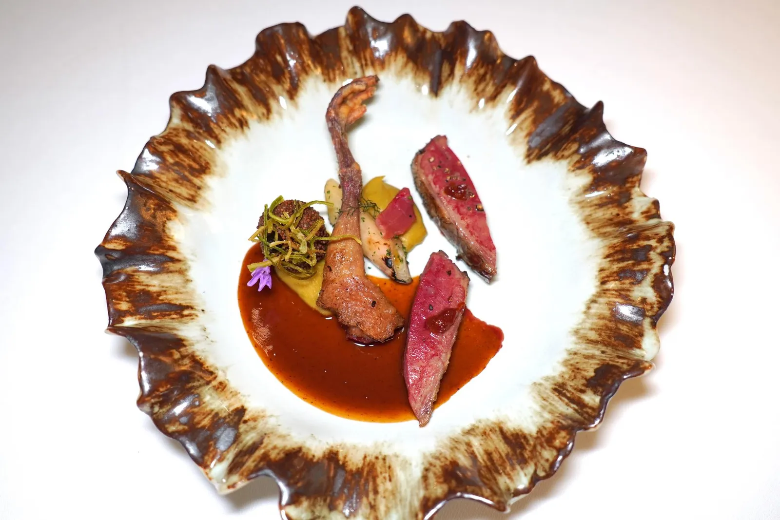 🥄 PRE-MAINWood Pigeon | Leeks | Doubanjiang | Prik - Laab Spiceส่วนอก, น่อง และสันในของนกพิราบนำเข้าจากประเทศฝรั่งเศสเสิร์ฟมากับโครเก็ตชุบงาขี้ม่อนที่บรรจุเครื่องในของนกพิราบ ข้าง ๆ คือครีมกระเทียมต้นและชิ้นกระเทียมต้นย่าง นอกจากนี้ยังมีซอส Jus เข้มข้นที่ผสมผสานพริกลาบให้ความจัดจานแบบไทย (15/20)