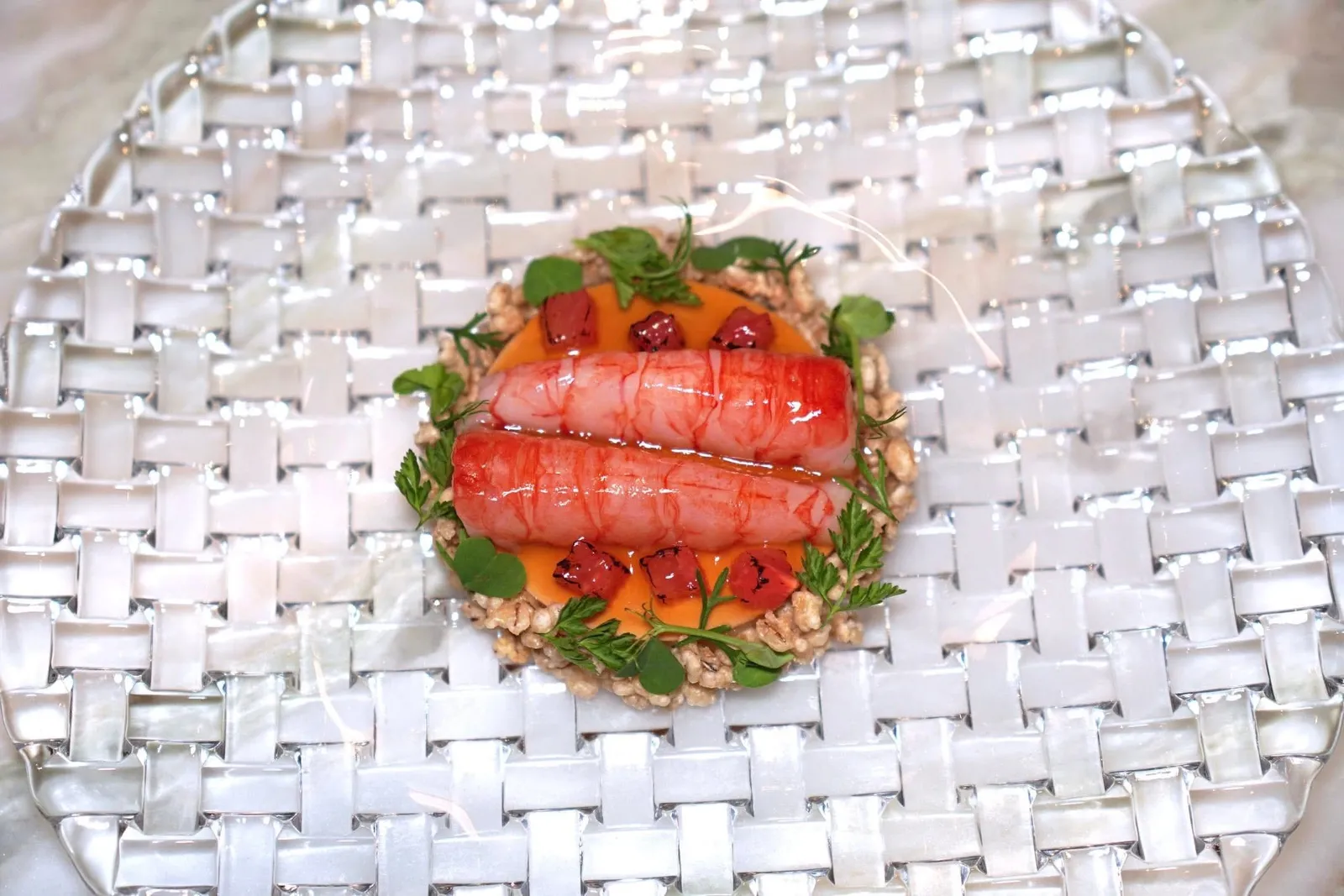 🥄 STARTERSCarabineros - Barley - Herbsเชฟเพิ่มมิติความกรอบด้วยข้าวบาเลย์ ข้างๆ คือบาเลย์โฟมและแผ่นแครกเกอร์กุ้ง (15/20)