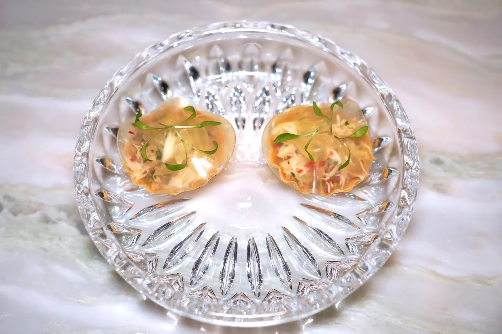 🥄 SNACKSTartelette - Pomelo - Crabมินิทาร์ตขนาดจิ๋วที่บรรจุสลัดปูหอม ๆ ด้านบนท็อปด้วยเจลลี่ส้มโอและผัก Coriander Cress (15/20)