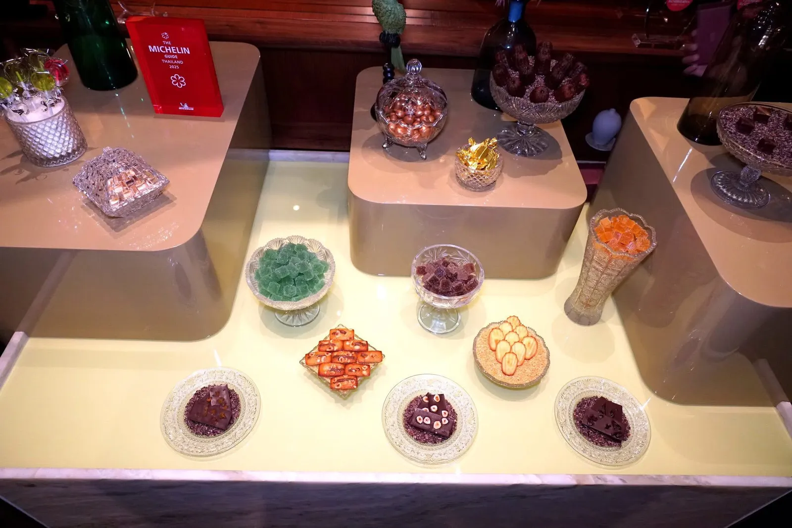 🥄 CANDY STORE�ก่อนกลับบ้านเชฟจะแนะนำ Candy Store ซึ่งมีอยู่ในร้าน IGNIV ทุกสาขา ลูกค้าจะได้เพลิดเพลินไปกับการเลือกขนมมากมายทั้ง Chocolates, Fruit Jellies, Chocolate Nuts, Madeleines, Canelés และ Pan Forte ติดไม้ติดมือกลับบ้านไปด้วยนั่นเอง