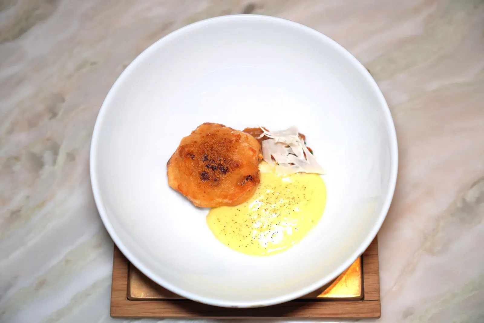 🥄 MAINSCauliflower - Hollandaise - Citrusกะหล่ำดอกทอดมาแบบเทมปุระกรอบ ๆ จับคู่กับ Hollandaise Foam เบาละมุน ข้าง ๆ คือถั่วหลายชนิดและแผ่นกะหบ่ำดอกฝานบาง ปรุงรสเล็กน้อยด้วยพริกไทยดำเป็นอันพร้อมชิม (15/20)
