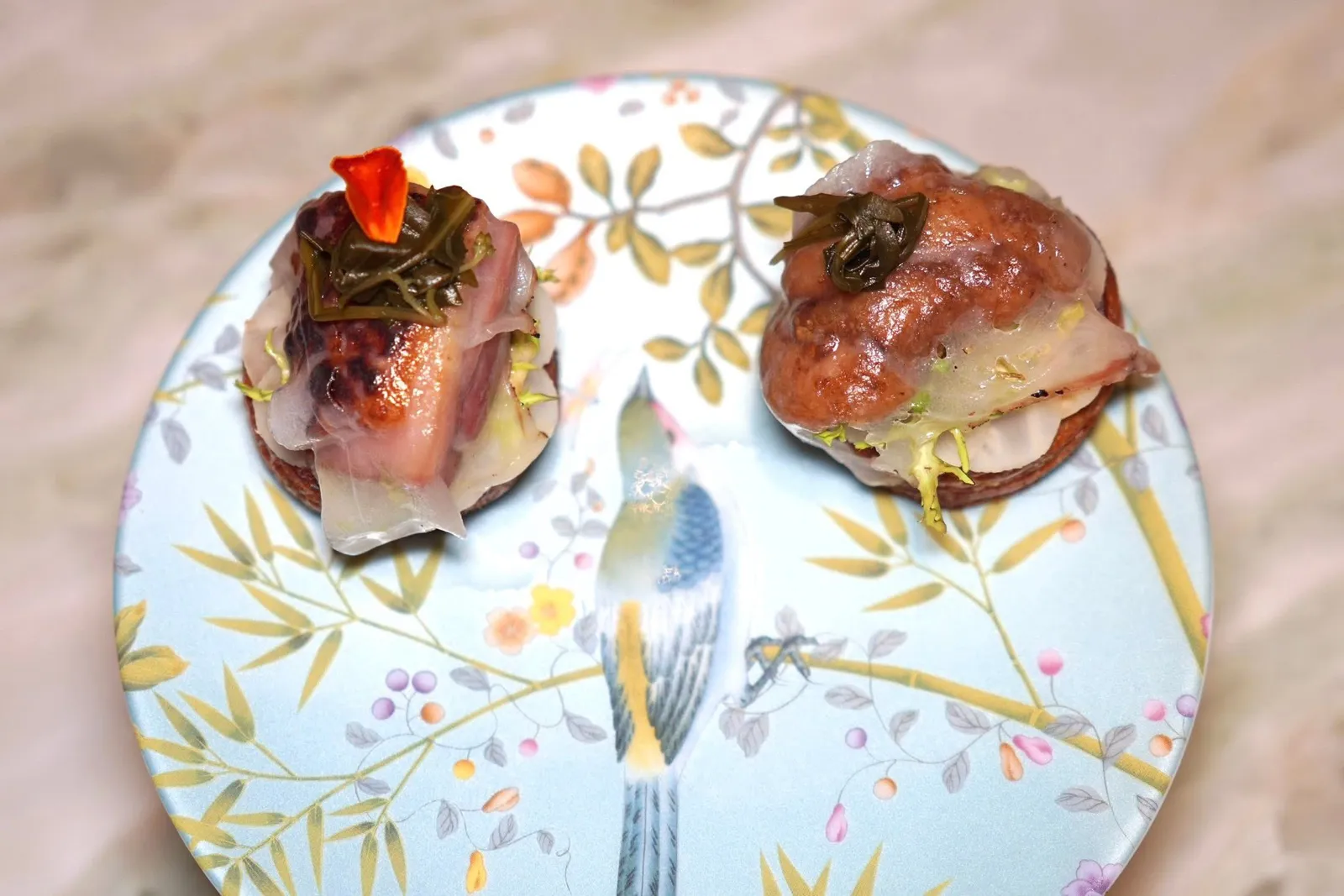 🥄 STARTERSSweetbread - Mustard - Lardoบริยอชโทสต์จับคู่มากับ Celeriac ดอง ด้านบนคือ Sweetbread หรือต่อมไร้ท่อของลูกวัวปรุงรสด้วยมัสตาร์ด ห่อชั้นบนสุดด้วยผัก Wild Rocket และ Lardo หรือไขมันสัตว์สร้างมิติความเค็มที่ดี (15/20)