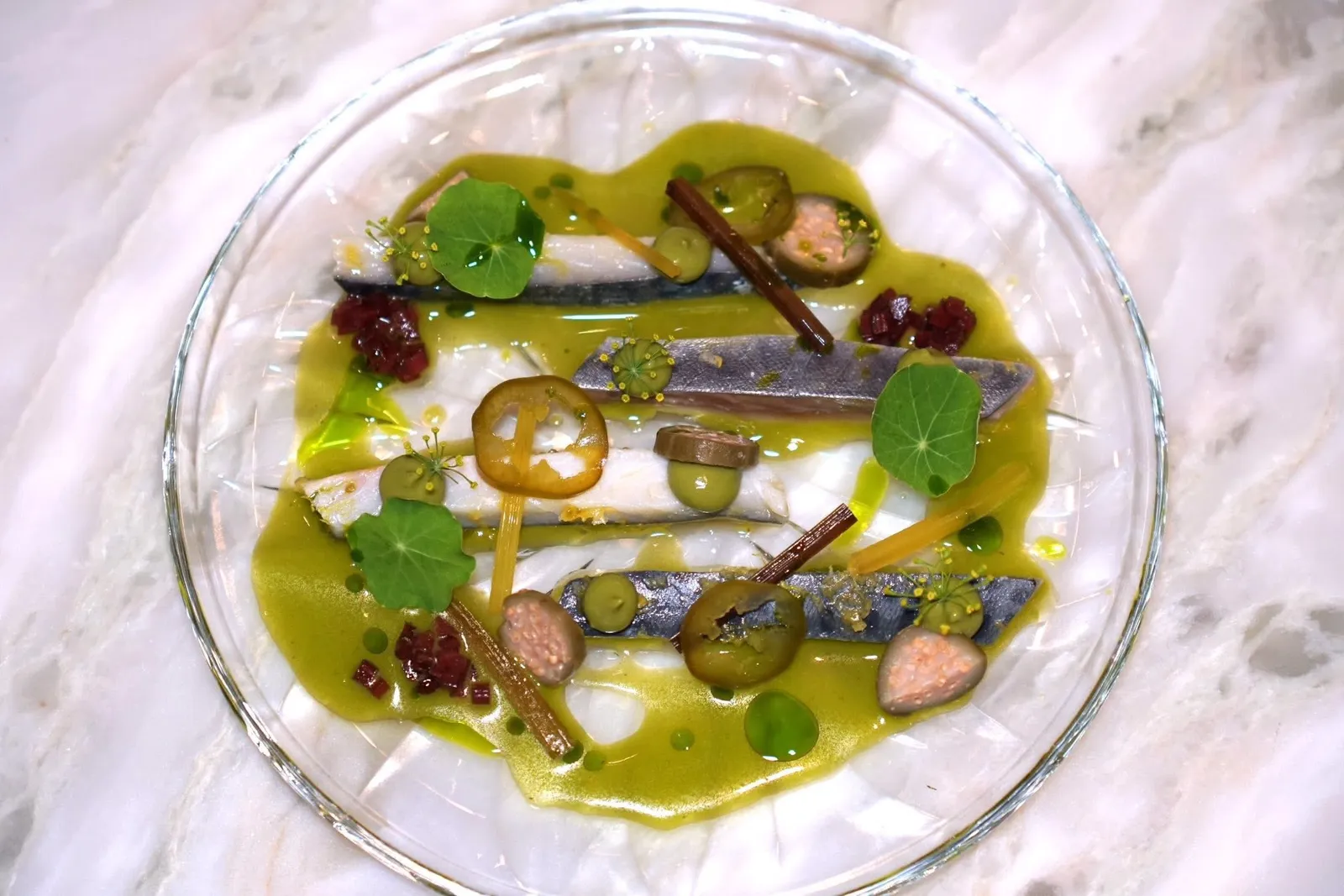 🥄 STARTERSMackerel - Dill - Swiss Chardปลาแมกเคอเรลดองจับคู่มากับพริก Jalapeno ดองและผัก Swiss Chard เชฟใส่ความเค็มและอโรมาเฉพาะตัวของลูกเคเปอร์เอาไว้ร่วมกันกับ Vinaigrette ผักชีลาวด้วย (14/20)