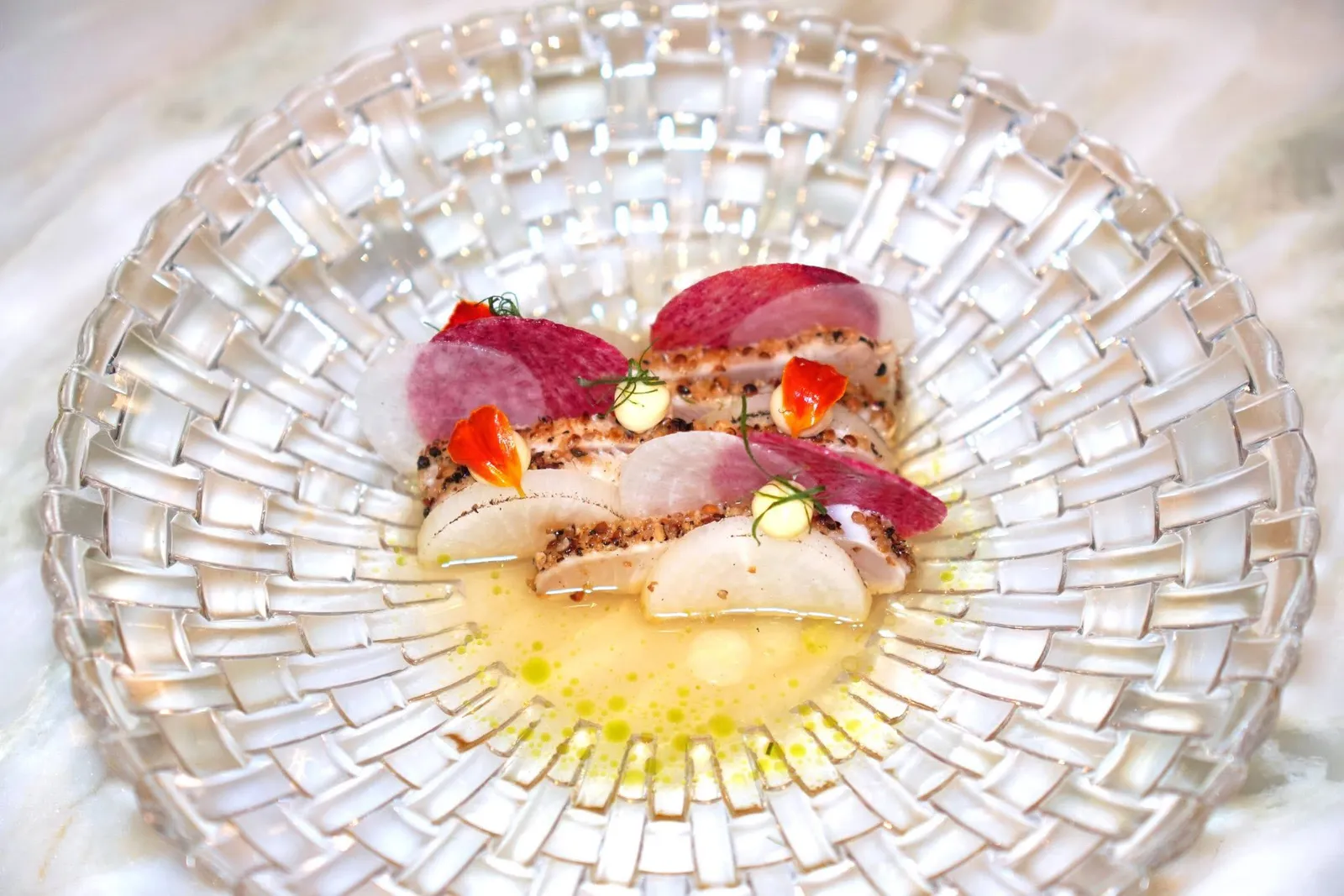 🥄 STARTERSKampachi - Radish - Kaffir Limeปลาคัมปาจินำเข้าจากประเทศญี่ปุ่น ด้านบนคือพริกไทยบดจากจังหวัดตรัง ในด้านของมิติความกรอบเชฟใส่ Radish และ Watermelon Radish ฝานบางลงไปด้วย จากนั้นราดด้วยซอสใสที่เชฟใช้ชื่อว่า Asian Drive ให้อโรมาหอม ๆ ของมะกรูดอยู่ด้วย (15/20)