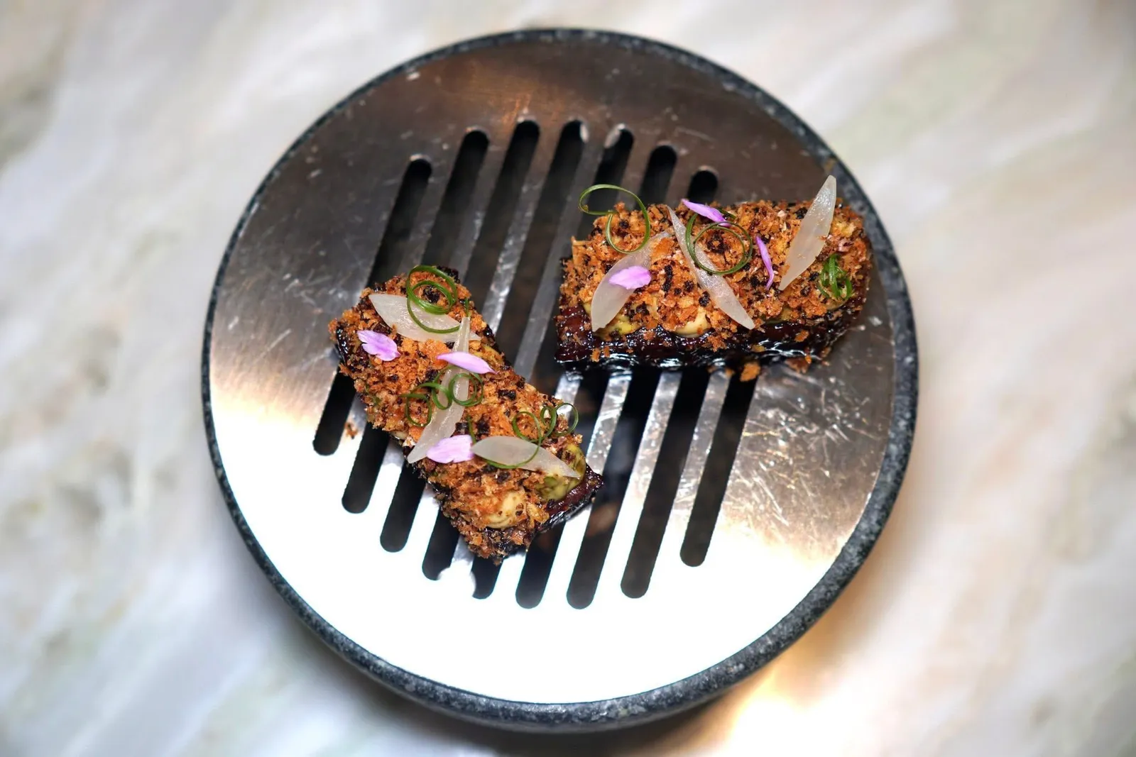 🥄 MAINSWagyu Short Rib - Salsa Verdeเนื้อวัววากิวส่วนซี่โครงย่างมาแบบนุ่มฉ่ำจับคู่กับความกรอบของ Panko และซอส Salsa Verde (15/20)