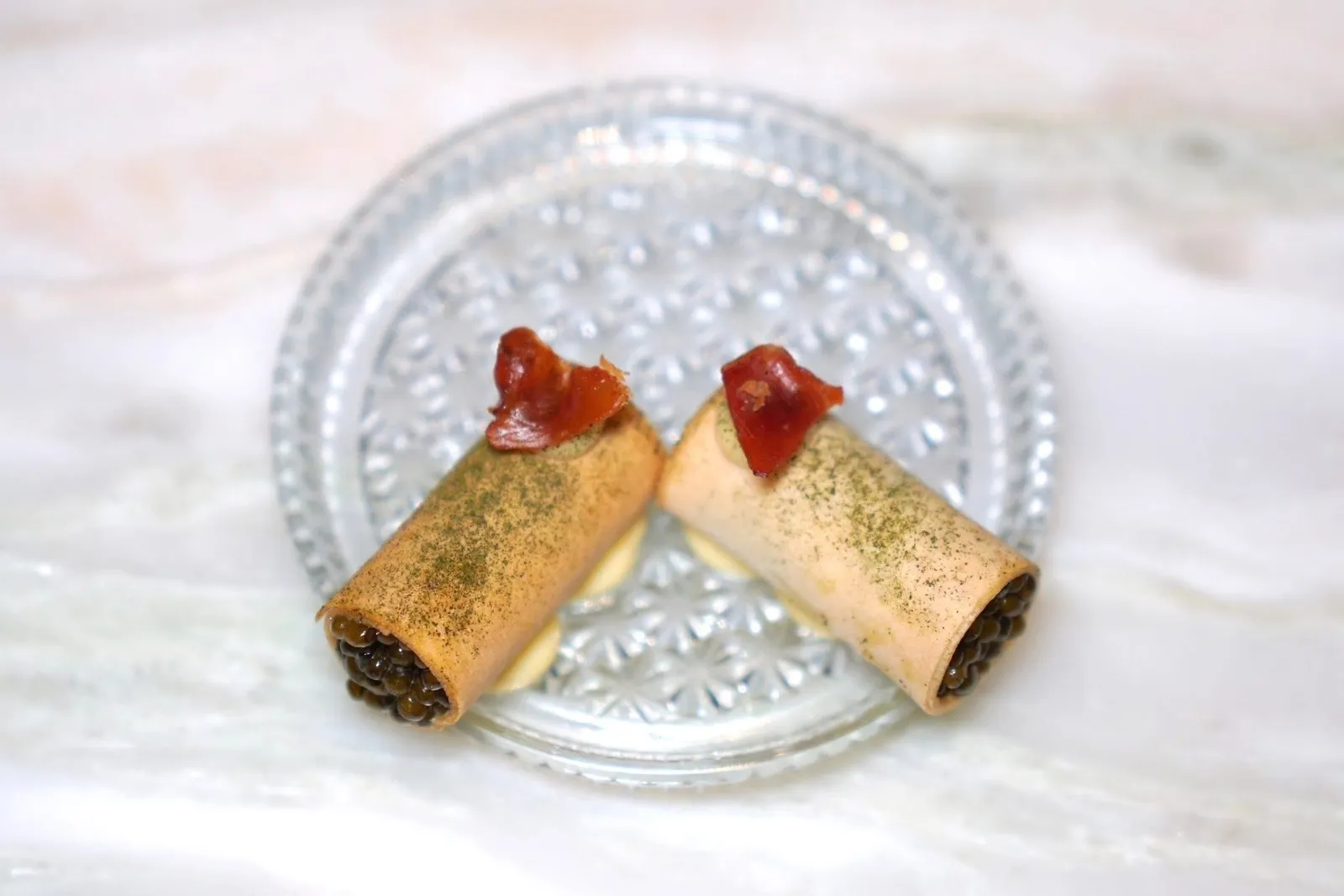 🥄 SNACKSLettuce - Anchovy - Caviarเริ่มต้น Snack คำแรกด้วยผักกาดแก้วกรอบ ๆ ภายในบรรจุครีม Anchovy เชฟตัดด้วยความเค็มของคาเวียร์และแฮม Speck (15/20)