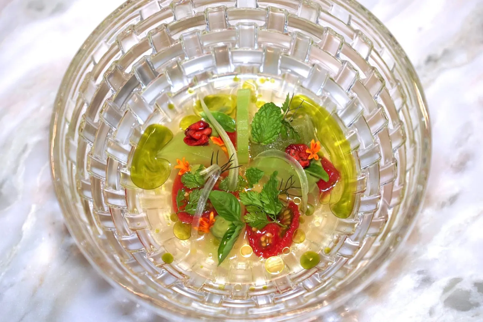 🥄 STARTERSGazpacho - Tomato - CapsicumGazpacho เดิมเป็นซุปเย็นจากฝั่งสเปนแต่เชฟปรับรูปแบบมาเสิร์ฟในลักษณะของ Clarified Tomato สังเกตได้จากสีที่ใสให้รสชาติอูมามิ นอกจากนี้ยังมีอโรมาหอม ๆ ของพริกหวานอยู่ด้วย ในจานยังมีแตงโม แตงกวาที่ผ่านกระบวนการ Compressed มะเขือเทศแห้งและครีมเบซิลช่วยเรียกความสดชื่นได้ดี (15/20)