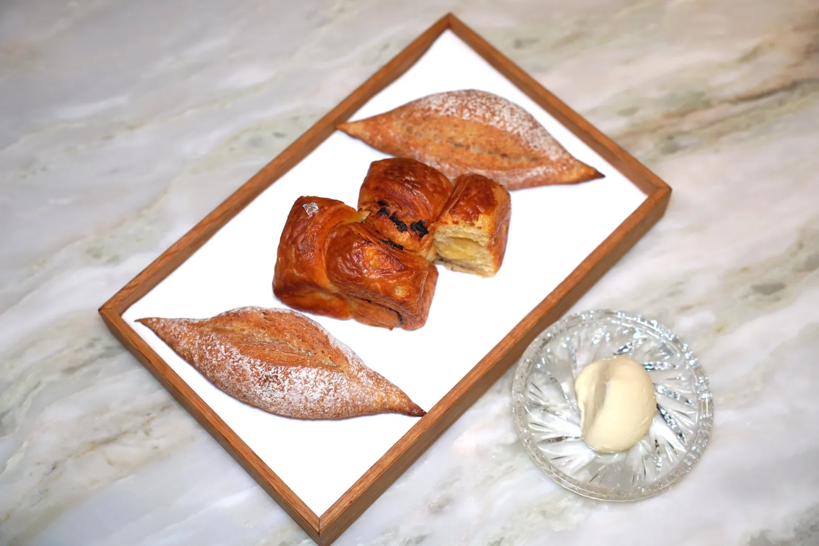 Breadสำหรับขนมปังเชฟเสิร์ฟมาเป็น Mixed Mushrooms & Nuts Bread (Black Trumpet, Morel & Truffle) และขนมปัง Baguette นั่นเอง