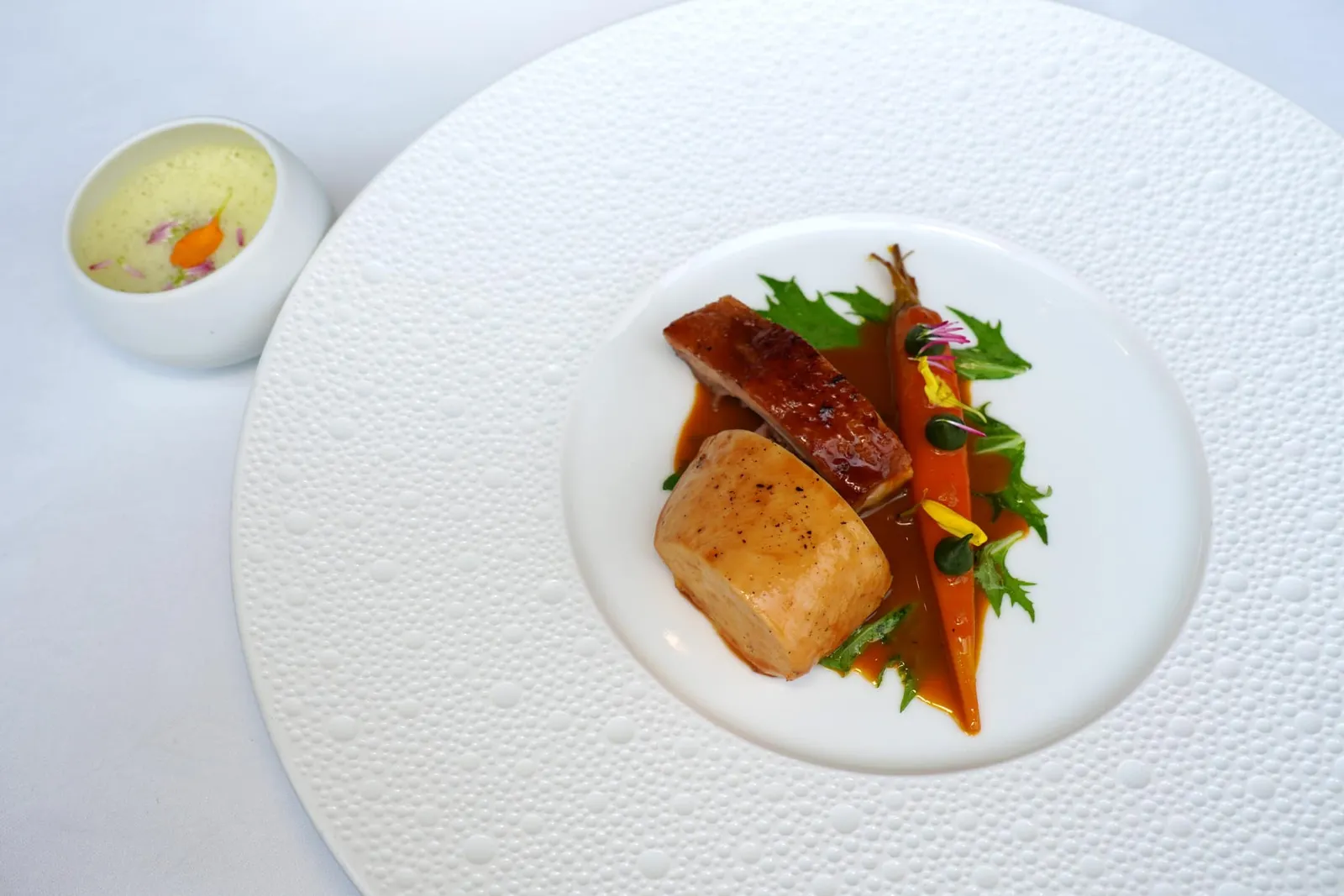 Perche poultryWild flower / mizuna / marsh honey / carrot / turmericเนื้อไก่จากแคว้น Normandy ส่วนอกและน่องย่างมาสุกกำลังดีรองด้านล่างด้วยผัก Mizuna ขข้าง ๆ กันคือแครอทและซอสรสชาติเข้มข้นที่มีส่วนผสมของขมิ้น ยังมีอีกหนึ่งเสิร์ฟที่เชฟนำเสนอน่องไก่ฉีกจับคู่มากับโฟมและอโรมาของทาร์รากอน (16/20)