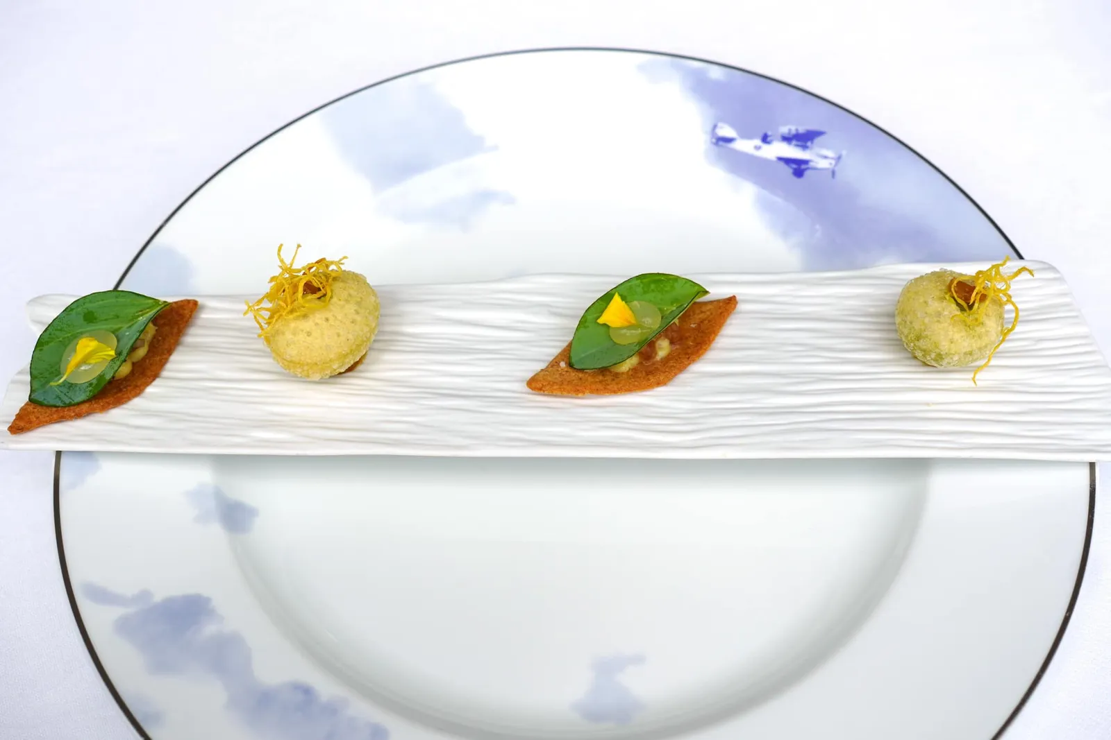 Amuse-Boucheชิ้นทรงเกี๊ยวทอดให้อโรมาของแกงโดยเชฟเตรียมมาจากเนื้อปลาและสมุนไพรสด (16/20)Amuse-Boucheใบไม้กรอบ ๆ ท็อปด้วยใบ Oyster Leaf ให้กลิ่นอายที่คล้ายคลึงกันกับท้องทะเล (16/20)