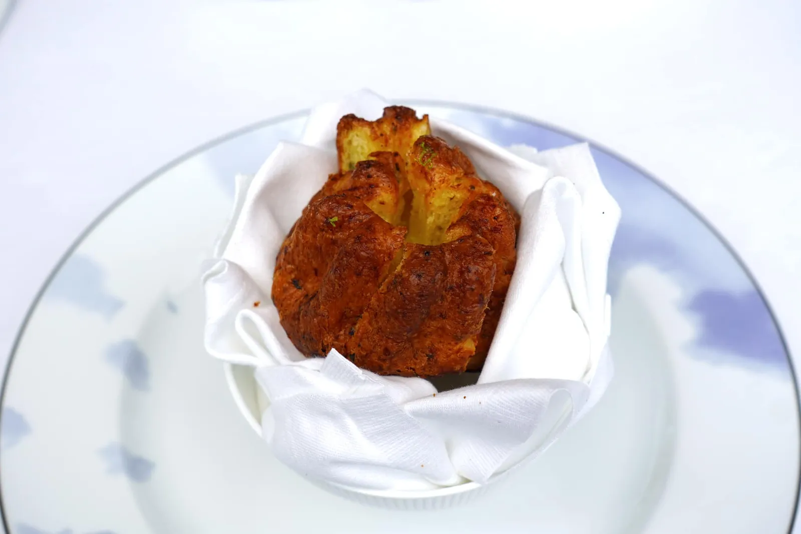 Amuse-Boucheเริ่มต้นการเสิร์ฟด้วย Savory Cake ที่เตรียมมาจากปลารมควัน ขิง และดอกไม้รับประทานได้ (16/20)