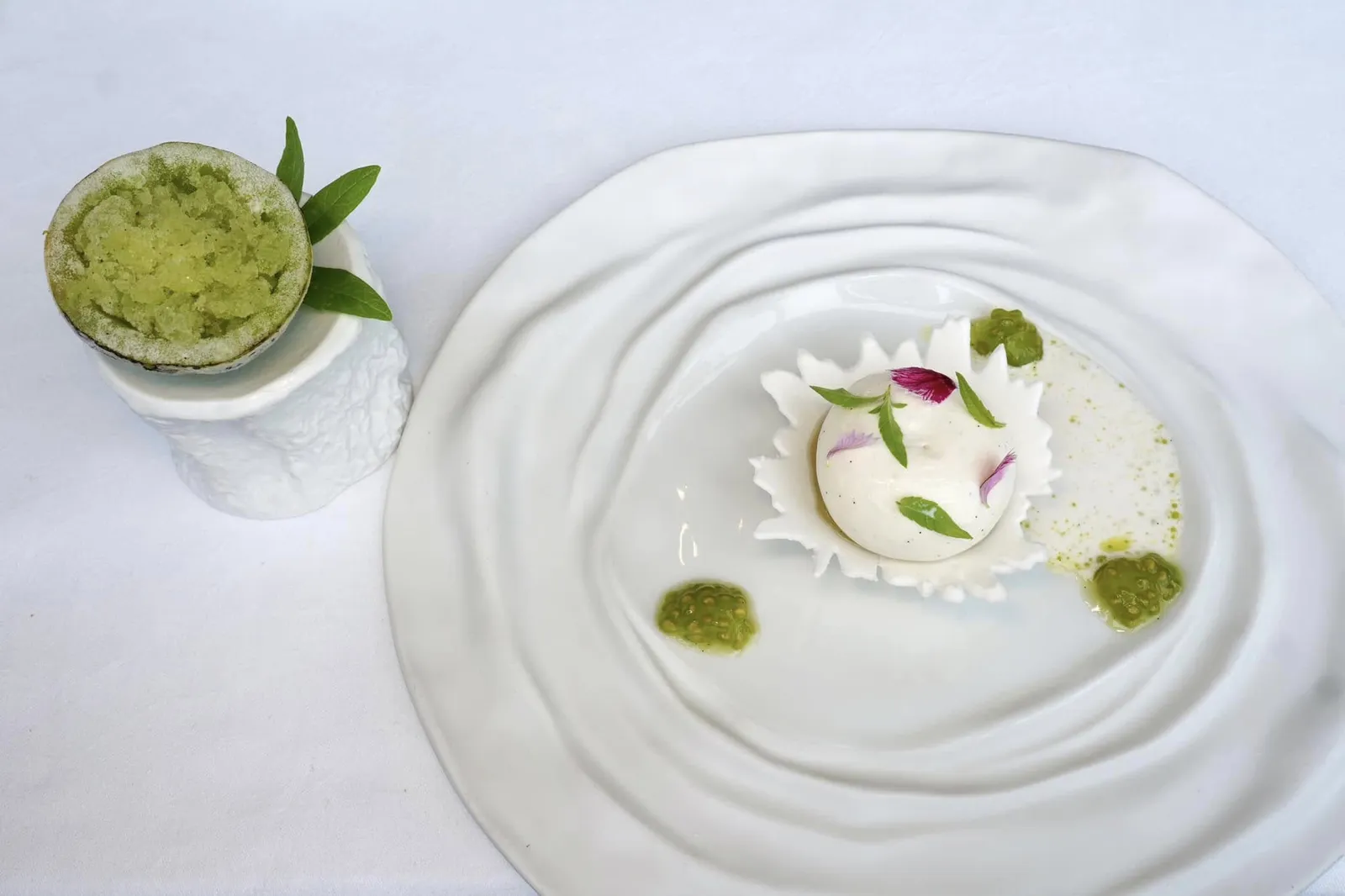 Green tomato confitCrystallised cribbiana / verbena tonic / green vanilla juiceของหวานในที่นี้เชฟนำเสนอมะเขือเทศเขียวกงฟีจับคู่มากับซอสที่เตรียมมาจากโยเกิร์ตและเวอร์บีน่า ตรงกลางคือเมอแรงก์กรอบที่บรรจุไอศกรีมมะเขือเทศ ครีมวานิลลา และเนยถั่วอัลมอนด์ ข้าง ๆ กันคือฝักของมะเขือเทศเขียวที่ผ่านกระบวนการ Crystalised จนแข็งและกลายเป็นซอร์เบท์รับประทานได้ทั้งหมด (17/20)