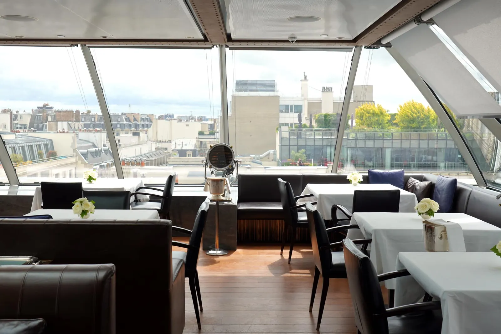สำหรับห้องอาหาร L'Oiseau Blanc นั้นตั้งอยู่บนชั้น Rooftop ของโรงแรม The Peninsula Paris โดดเด่นด้วยทัศนียภาพแบบ 180 องศาของอาคารโดยรอบและหอ Eiffel ผ่านกระจกใสที่ออกแบบมาให้แลดูคล้ายกับห้องนักบิน