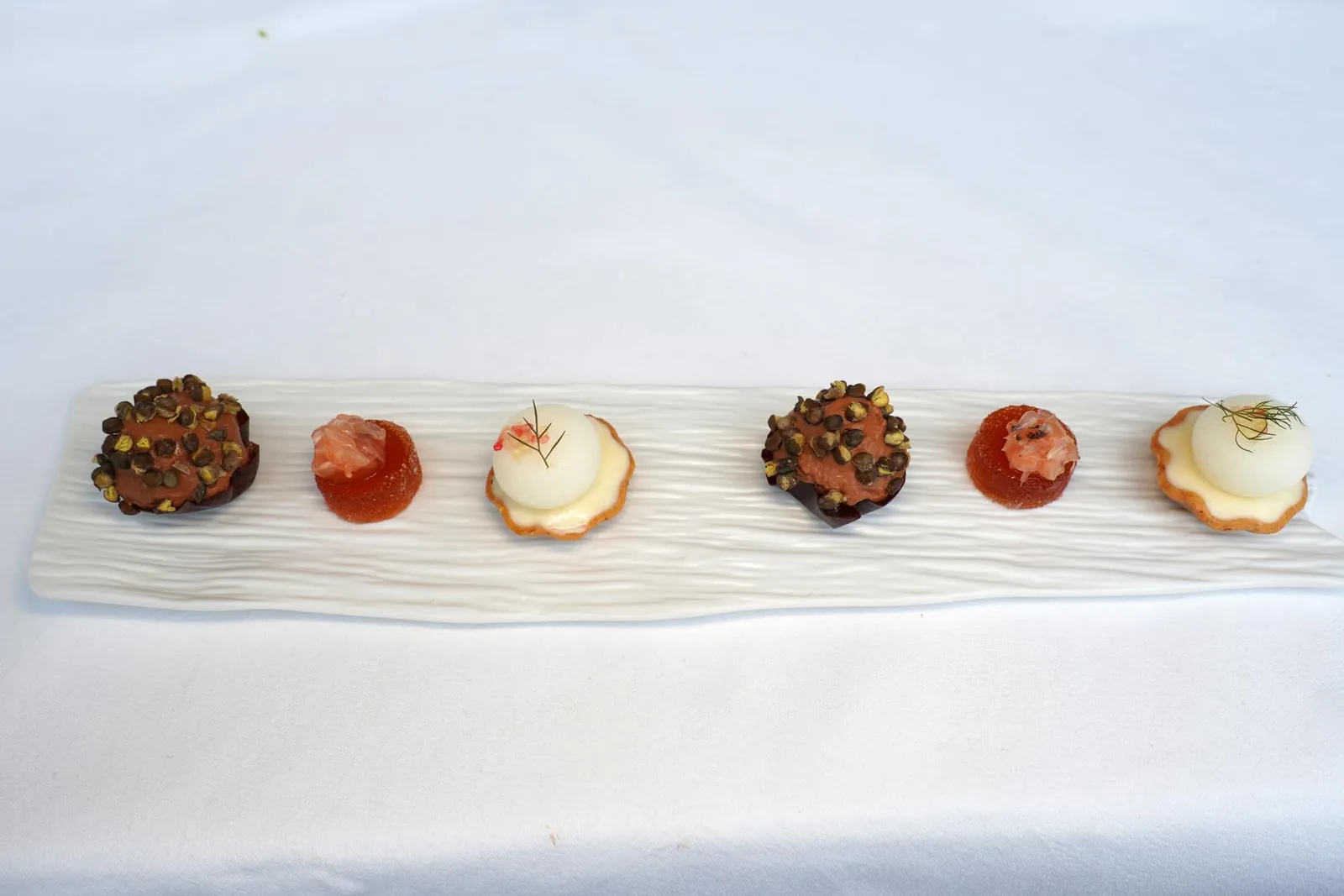 MignardisesMignardises 3 อย่างคือ Lemon and Sweet Chili, Candied Grapefruit และ Chocolate and Lentils