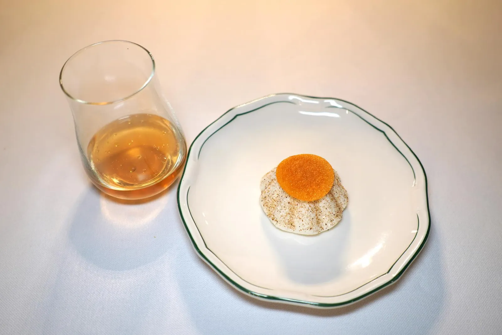 Amuse-boucheเซ็ตสุดท้ายคือ Salted Panna Cotta จับคู่มากับ Shoulder Ham หรือแฮมส่วนขาหน้า ด้านในคือ Cooked Ham จากนั้นเติมผงเห็ดและ Crispy of Parmesan แผ่นชีสพาเมซานกรอบลงไปด้านบน ข้าง ๆ กันคือ Broth ร้อน ๆ ที่เตรียมมาจาก Jerusalem Artichoke และ Celeriac ด้านล่างยังมี Ham Oil อีกด้วย (17/20)