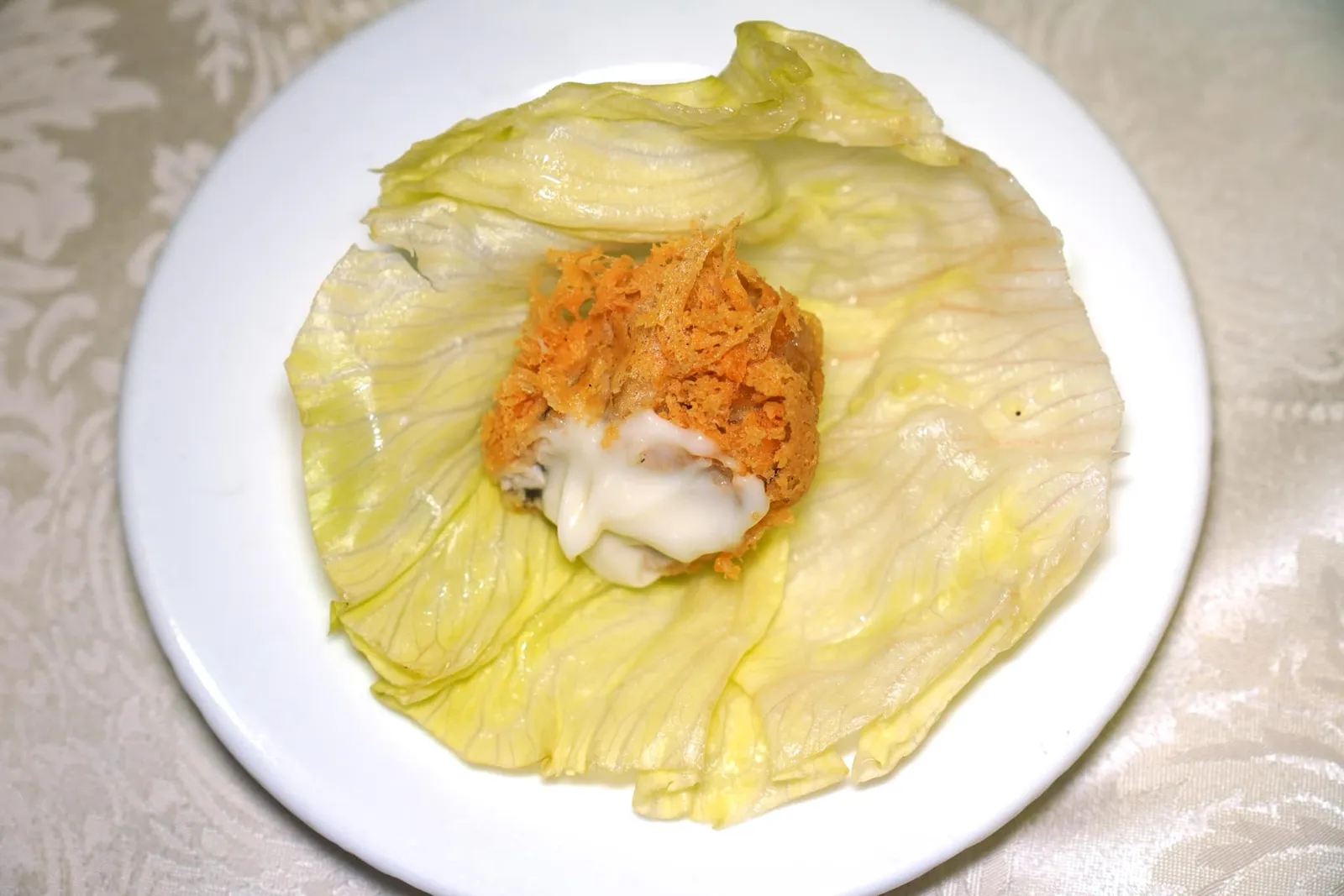 天婦羅桶蠔生菜包 (2件)Deep-fried Oyster with Lettuce On-sideชั้นแป้งด้านนอกกรอบและไม่อมน้ำมัน เชฟเสิร์ฟมากับซอสมาโยและผักกาดแก้วสำหรับห่อชิ้นหอยอีกทีหนึ่ง (15/20)