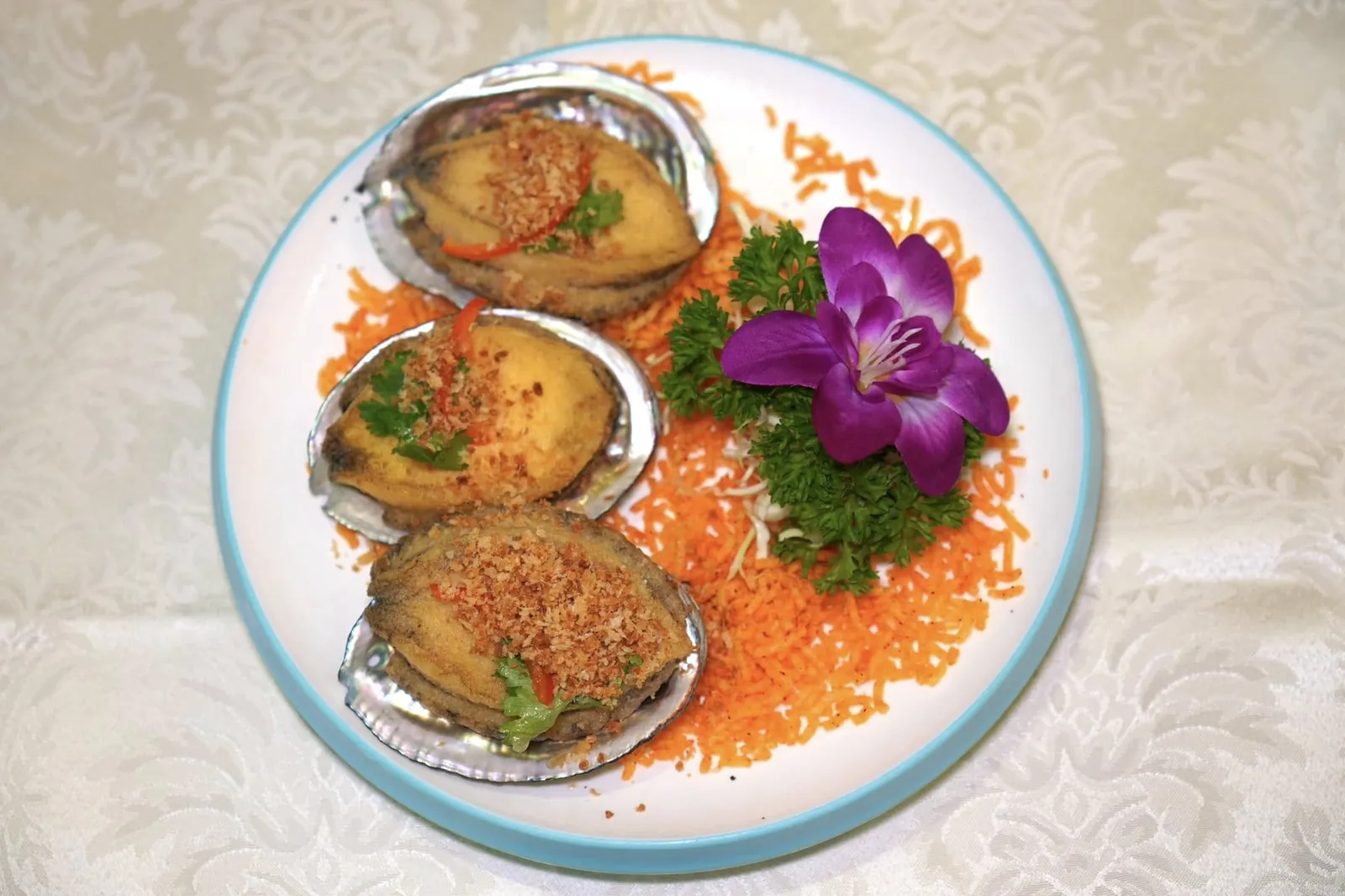 椒鹽焗南非鮑魚 (288 HKD+/3pc)Deep-fried South Africa Abalonesหอยเป่าฮื้อแอฟริกาใต้ทอดมาอย่างดีให้เนื้อสัมผัสเคี้ยวหนึบ ไม่มีกบิ่นคาว เชฟคลุกเคล้ามากับพริกเกลือเพียงเบา ๆ (14/20)