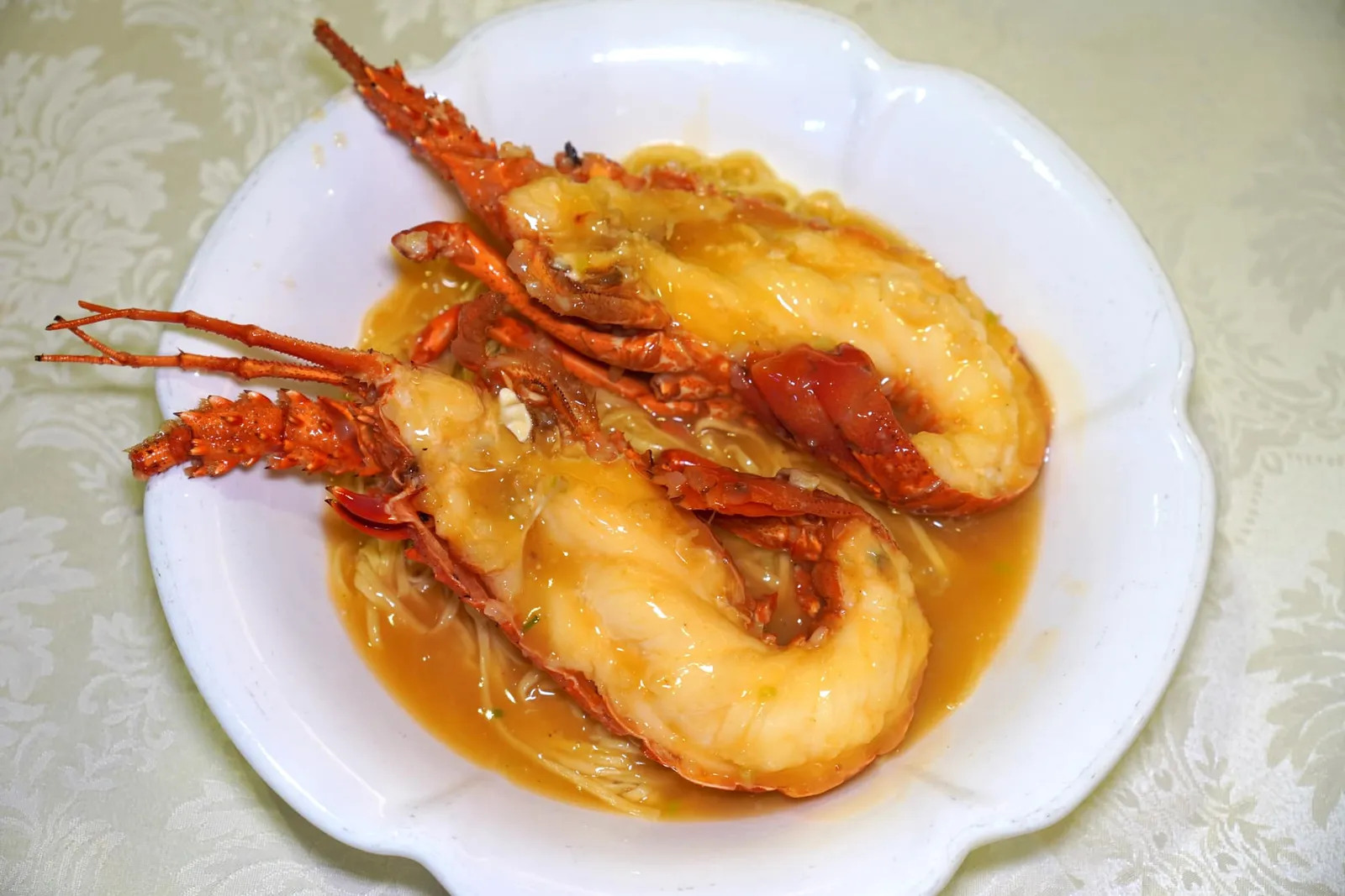 上湯焗開邊西澳洲龍蝦Baked West Australia Lobster with Cheese Sauceกุ้งล็อบสเตอร์ตัวโต ๆ เนื้อแน่น ๆ นำเข้าจากประเทศออสเตรเลียมาแบบเป็น ๆ เชฟนำไปนึ่งแล้วเสิร์ฟมากับเส้นบะหมี่และซอสชีสรสชาติกลมกล่อม (15/20)