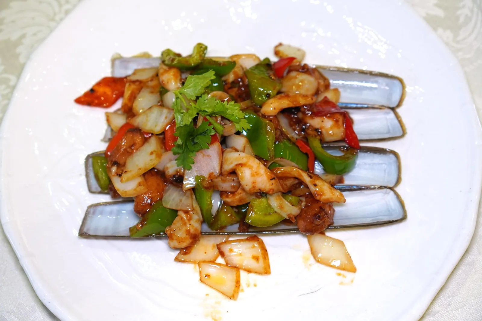 豉椒炒蟶子皇 (2隻)Stir-fried Razor Clams with Black Beans Sauceหนึ่งในเมนูระดับพระกาฬของทางร้านคือหอยใบมีดโกนที่ผัดมาจนได้เนื้อสัมผัสที่เคี้ยวหนึบจับคู่กับซอสเต้าซี่รสเด็ดและผักหลายชนิด (15/20)