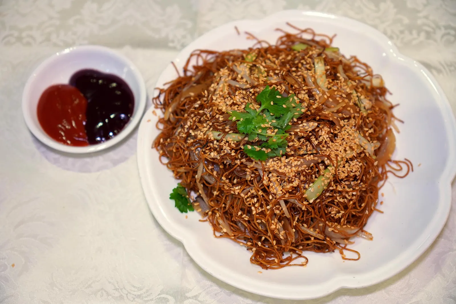 伊麵 (1隻)E-fu Noodleปิดท้ายด้วยผัดหมี่ E-fu แห้ง ๆ โรยด้วยงาขาวก่อนจะเสิร์ฟมากับซอสอีก 2 ชนิด (14/20)