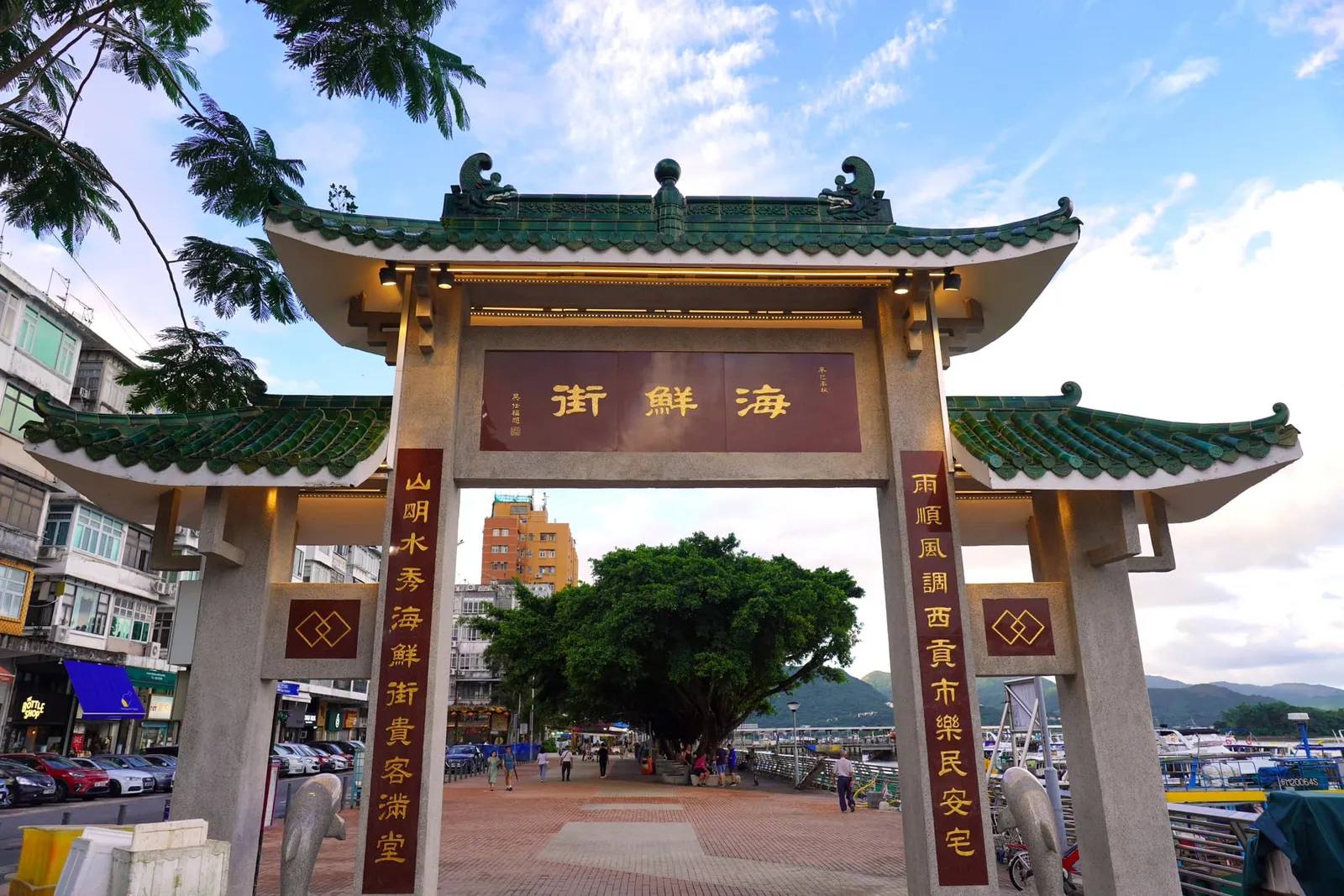 🎗 Sai Kung เป็นหมู่บ้านชาวประมงที่เต็มไปด้วยทัศนียภาพอันสวยงามของเรือประมงน้อยใหญ่พร้อมกับท้องทะเลสีครามเป็นฉากหลัง นอกจากนี้ยังมีชายหาด เกาะ และเส้นทางเดินเขาจนได้รับสมญานามว่า ”สวนหลังบ้านของฮ่องกง“