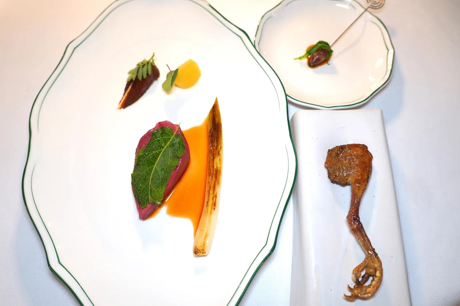 Pigeon cooked at the barbecue, apple and dried fruit compoteนกพิราบย่างบนเตาบาบีคิวเสิร์ฟมาที่ความสึกระดับมีเดียมแรร์ (17/20)