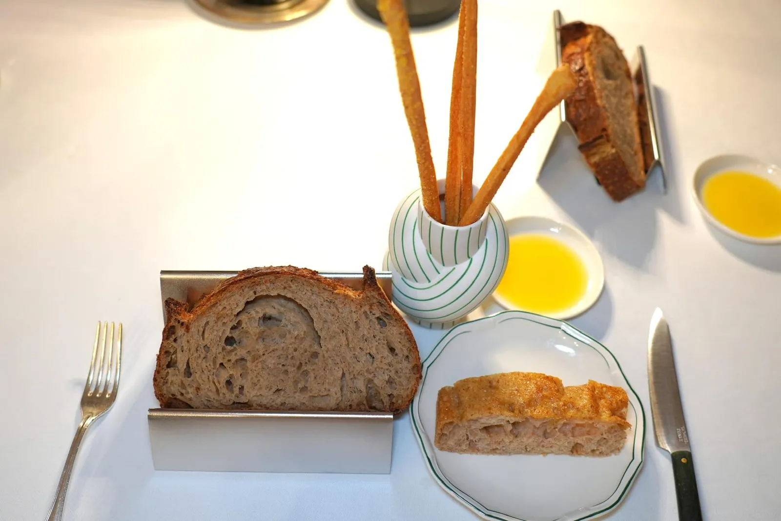 Bread Selectionsขนมปังเตรียมมาจากที่เตรียมมาจากแป้ง Rye และ Buckwheat ยังมี Focaccia ที่เตรียมมาจากแป้ง Wholegrain และน้ำมันมะกอก ขนมปังทรงแท่งคือ Grissini Piemontesi เตรียมมาจากแป้งข้าวโพด เชฟเสิร์ฟน้ำมันมะกอกท้องถิ่นจากเมือง Vignale Monferato ซึ่งเป็นการผสมผสานรสชาติของน้ำมันมะกอก 4 สายพันธุ์เข้าไว้ด้วยกัน