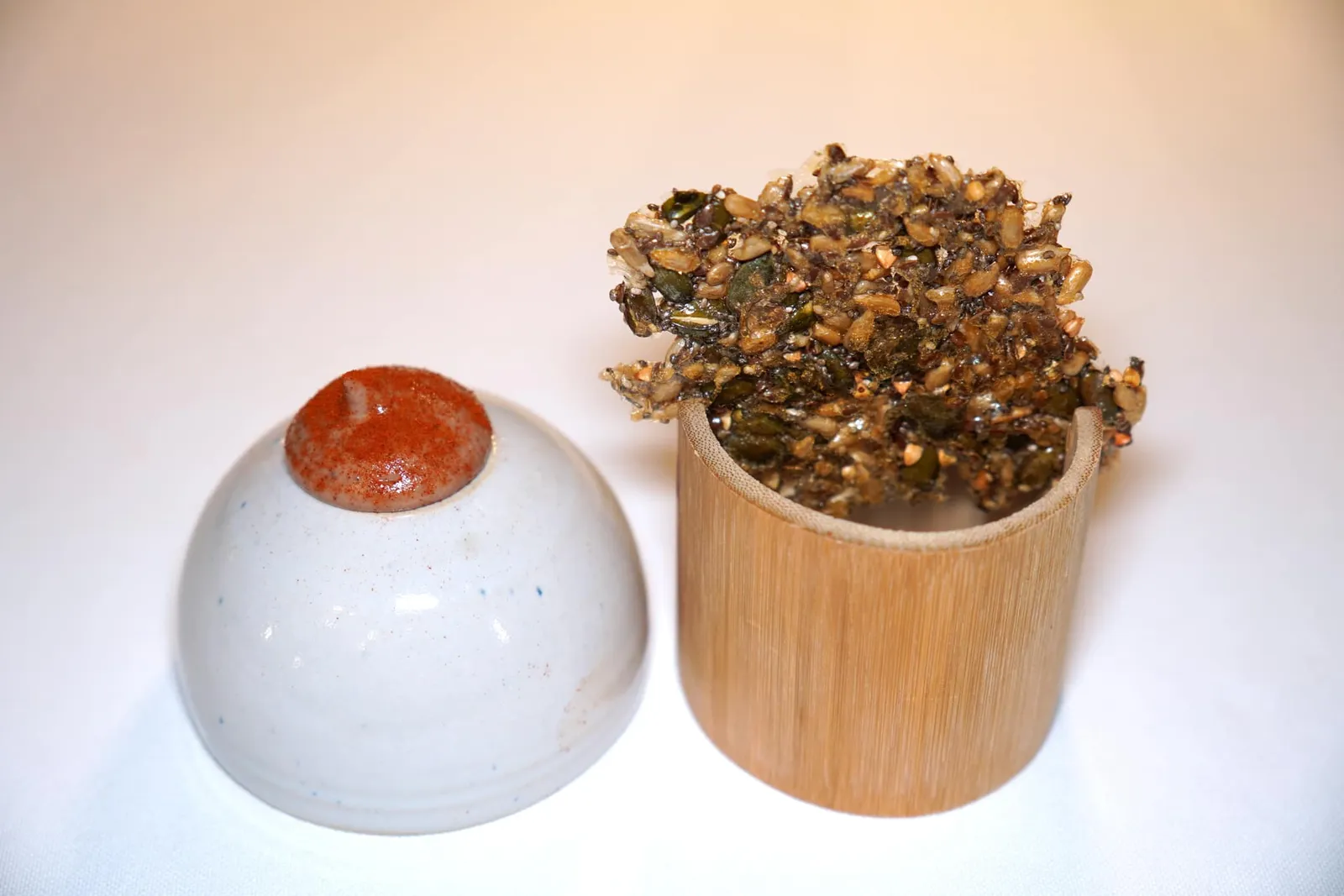 Amuse-boucheถัดมาคือเนยอัลมอนด์จับคู่กับรสชาติของมะกอก Taggiasche Olive และผงปาปริก้าโดยพนักงานจะแนะนำให้ปาดลงบน Mixed Seeds Wafer กรอบ ๆ (17/20)