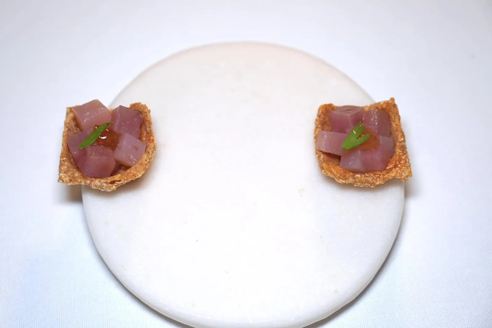 Amuse-boucheCrispy Amaranth กรอบ ๆ จับคู่มากับเนื้อปลา Palamita สับเป็นชิ้นเต๋า นอกจากนี้ยังมีรสชาติเปรี้ยวของ Vinegar Jelly อีกด้วย (172/0)
