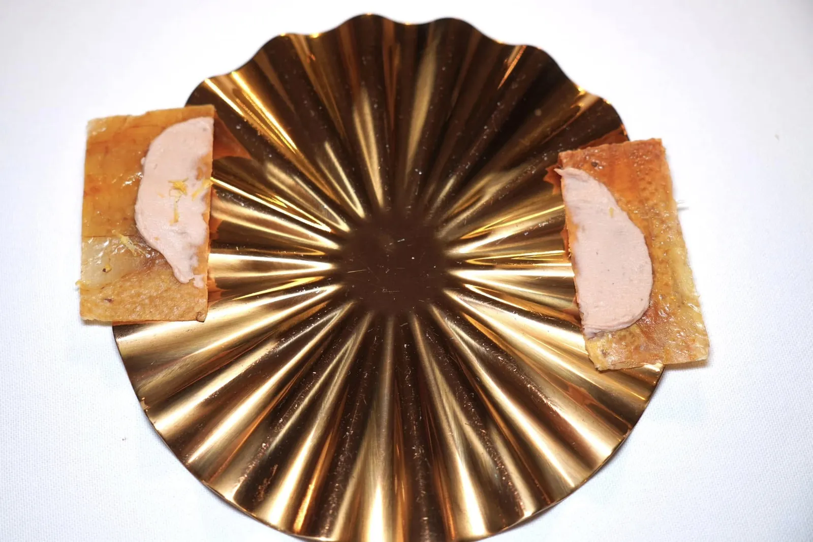 Amuse-boucheหนังไก่กรอบหอมท็อปด้วยเพสต์ตับเป็ดและเลมอน (17/20)