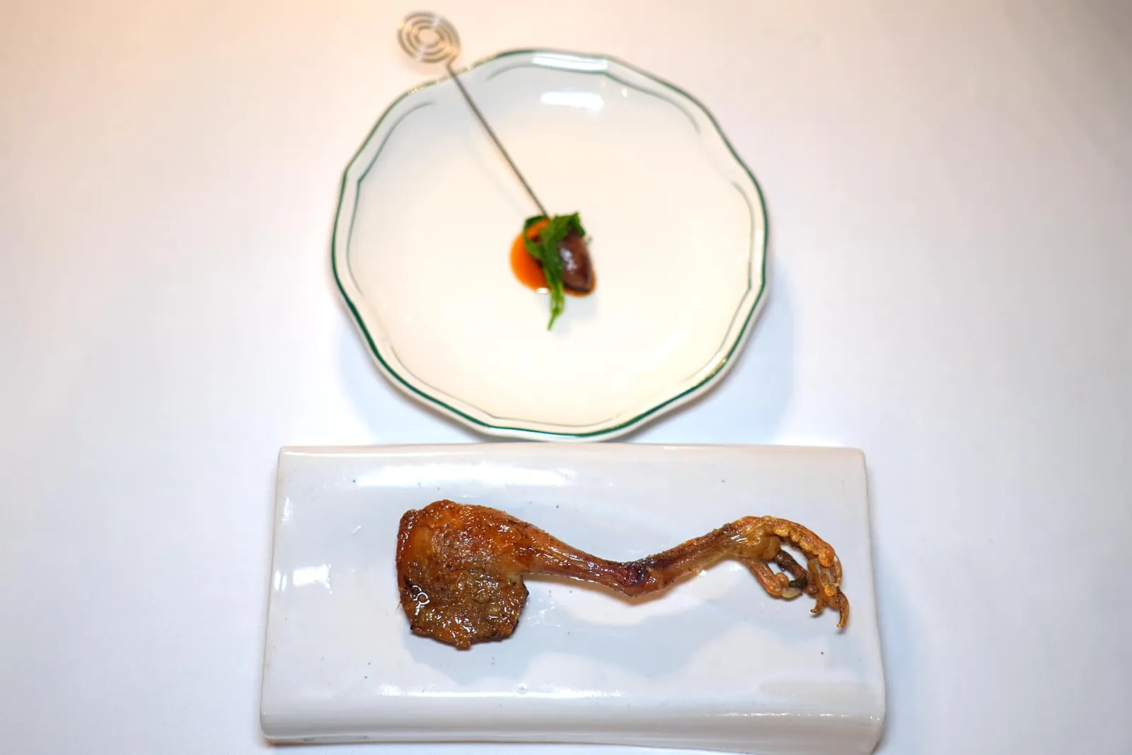 Pigeon cooked at the barbecue, apple and dried fruit compoteจากนั้นหันมาชิมขานกพิราบแล้วจึงตามด้วยหัวใจนกพิราบที่เสิร์ฟมากับ Dark Sauce เข้มข้น (17/20)