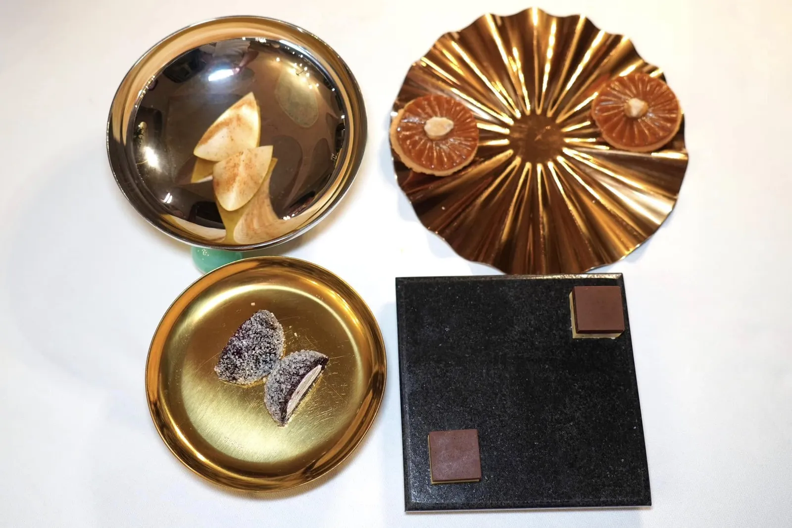 Mignardisesปิดท้ายด้วยขนมจิ๋วหลายอย่างคือ Vanilla Marshmallow Wrapped in Blackberry Jelly, Little Chocolate Made with Double (White & Dark) Chocolate, Carnival (Cereal) with Apricot, Pear with Cinnamon Powder, Biscuit with Salted Caramel and Peanut Cream