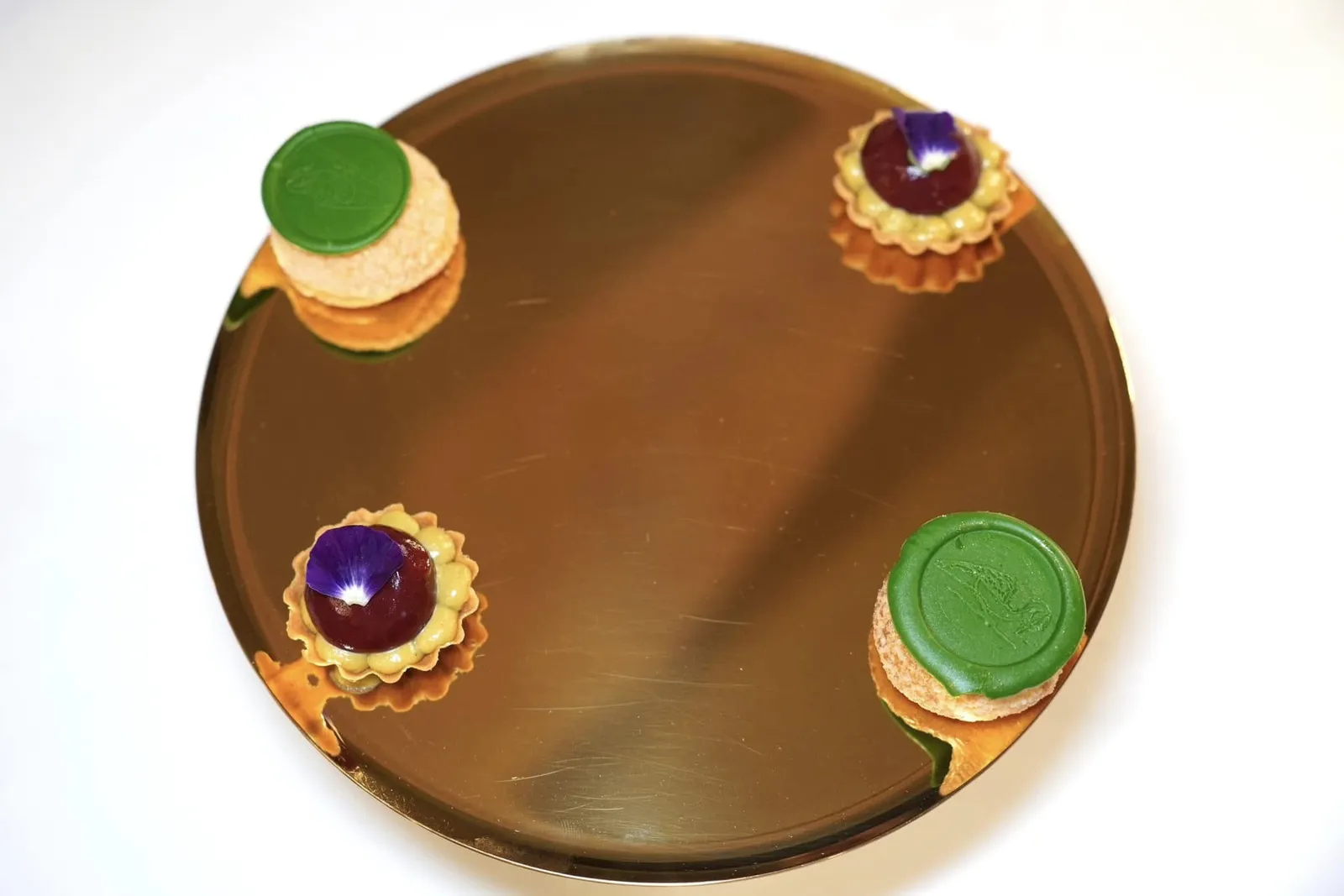 Mignardisesอาหารมื้อนี้จบด้วย Puff Pastry with Candied Lemon Cream และ Tartelette with Pistachio Cream and Grapefruit
