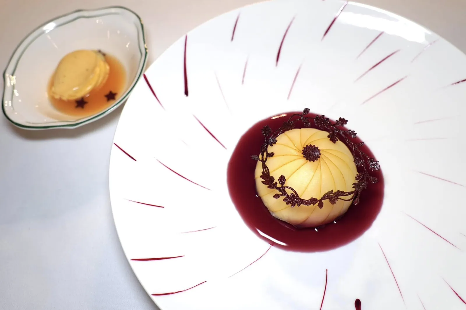 Pear, malvasia of Casorzo, zabaione and macaroonลูกแพร์ที่ผ่านการปรุงให้สุกแล้วแล่เป็นชิ้นบาง ๆ ด้านในรองด้วย Almond Biscuit ไฮไลท์คือ Zabaione หรือซาบายอนสีเหลืองให้ความหวานมันควบคู่ไปกับ Amaretto Biscuit สีแดงกรอบ รอบ ๆ คือซอส Coulis ที่เตรียมมาจากไวน์แดงหวาน Malvasia di Casorzo อีกหนึ่งเสิร์ฟในถ้วยเล็ก ๆ คือ Bonet หรือไอศกรีมท้องถิ่นของภูมิภาค Piedmont แบบไม่มีช็อกโกแลตวางมาบนครีมที่เตรียมมาจาก Zabaione และ Amaretti Biscuit รอบ ๆ คือน้ำของลูกแพร์ช่วยเรียกความสดชื่นได้อย่างไร้ที่ติ (18/20)