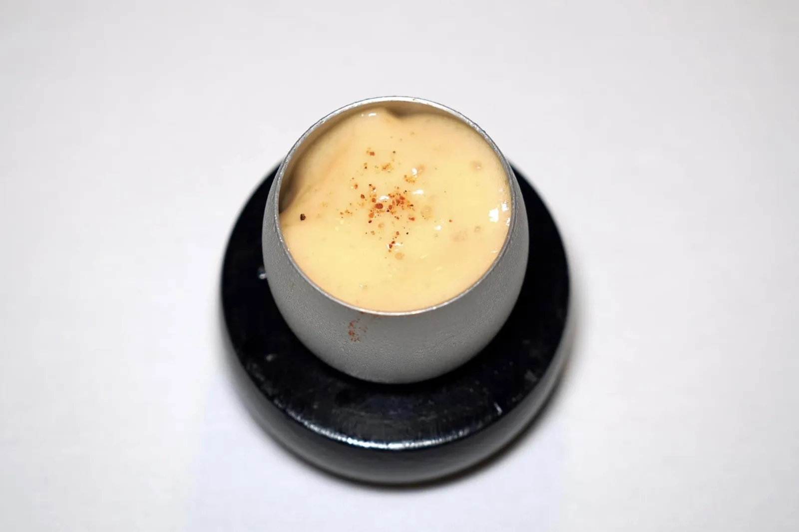 Amuse-boucheเริ่มต้นมื้ออาหารด้วยของว่างเรียกน้ำย่อยอย่างแรกคือกรานิต้าที่เตรียมมาจาก Daiquiri Cocktail ด้านบนท็อปด้วยผง Nutmeg ช่วยเรียกความสดชื่นได้ดี (17/20)