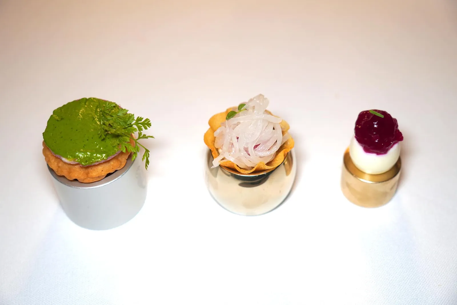 Amuse-boucheAmuse-bouche ชุดที่สองเริ่มต้นจากฝั่งซ้ายมือคือ Corn Cloud หอมกรอบ จับคู่กับลิ้นลูกวัวและซอสสมุนไพรที่ไร้ซึ่งกระเทียม ตรงกลางคือ Potato Tartelette จับคู่มากัยครีมแองโชวี่ ด้านล่างรองด้วยไส้กรอกและไดคอน สุดท้ายฝั่งขวามือคือไข่นกกระทาจับคู่มากับ Ginger Mayonnaise และ Beetroot Caviar พนักงานยังแนะนำอีกว่าลูกค้าสามารถเริ่มรับประทานจากชิ้นไหนก่อนก็ได้แต่ให้จบด้วยไข่นกกระทาเสมอเนื่องจากรสชาติของขิงที่โดดเด่นที่สุด (17/20)