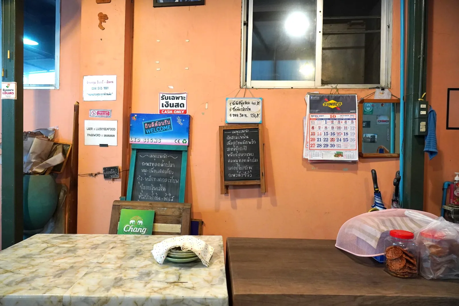 🎗️ ลัคกี้ ซีฟู้ด หรือชื่อเต็มจริง ๆ ที่เจ้าของร้านอย่างคุณแนนเป็นผู้คิดขึ้นเองและต้องใช้ในการค้นหาเพื่อเดินทางมาที่ร้านคือ ”ลัคกี้ ซีฟู้ด เฮ้ย ถูกแล้ว“ เป็นร้านอาหารทะเลเล็ก ๆ ที่ตั้งอยู่ในบนถนนพรานนก-พุทธมณฑล เจ้าของร้านอย่างคุณแนนเคยใช้ชีวิตอยู่ในจังหวัดภูเก็ตนานกว่า 10 ปีทั้งยังเคยทำงานเป็นผู้จัดการที่โฮมโปรสายใต้ อย่างไรก็ตามด้วยใจรักในการทำอาหารทำให้เธอลาออกเพื่อเดินทางตามล่าความฝันโดยการเปิดห้องอาหารเล็ก ๆ เป็นของตัวเองร่วมกันกับคุณแม่เมื่อกว่า 10 ปีที่ผ่านมา