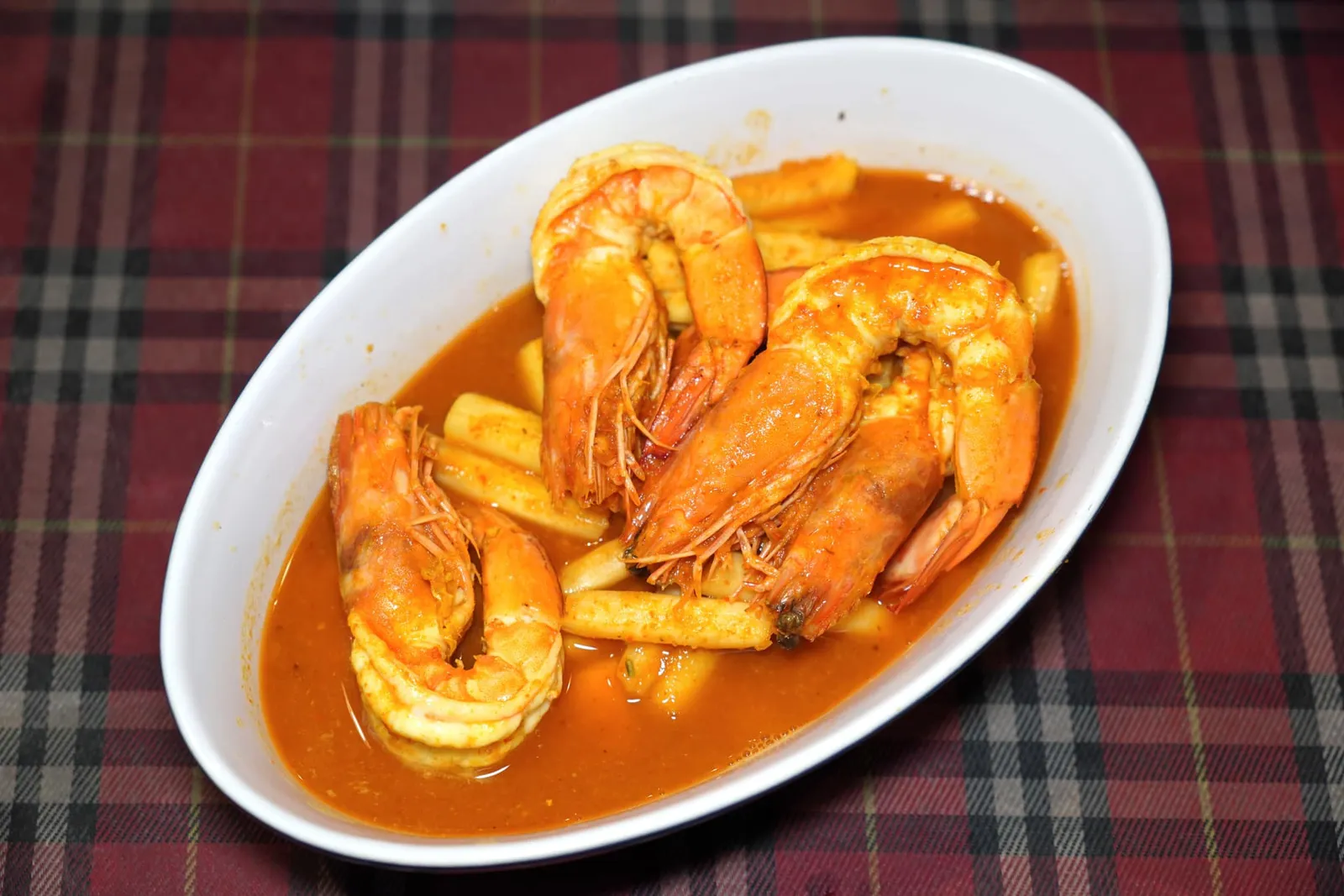 แกงเหลืองกุ้งไหลบัวยอดมะพร้าวอ่อน (280)แกงเหลืองรสชาติจัดจ้านแบบคนใต้เสิร์ฟมากับกุ้งตัวโต ในถ้วยยังมียอดมะพร้าวอ่อนและไหลบัวที่ช่วยสร้างระดับความกรอบที่หลากหลาย (13/20)