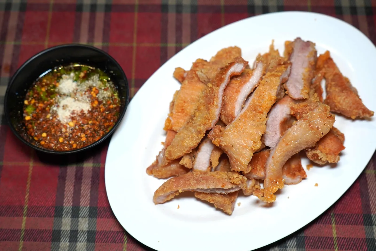 คอหมูน้ำปลา (200)คอหมูทอดน้ำปลาหมักมาอย่างดีให้ความนุ่มแต่ยังคงไว้ซึ่งความสู้ฟันเล็กน้อย ส่วนผิวชั้นนอกมีความกรอบบาง ๆ เมื่อจับคู่กับน้ำจิ้มสูตรของทางร้านบอกเลยว่าไม่นานก็หมดจาน (14/20)