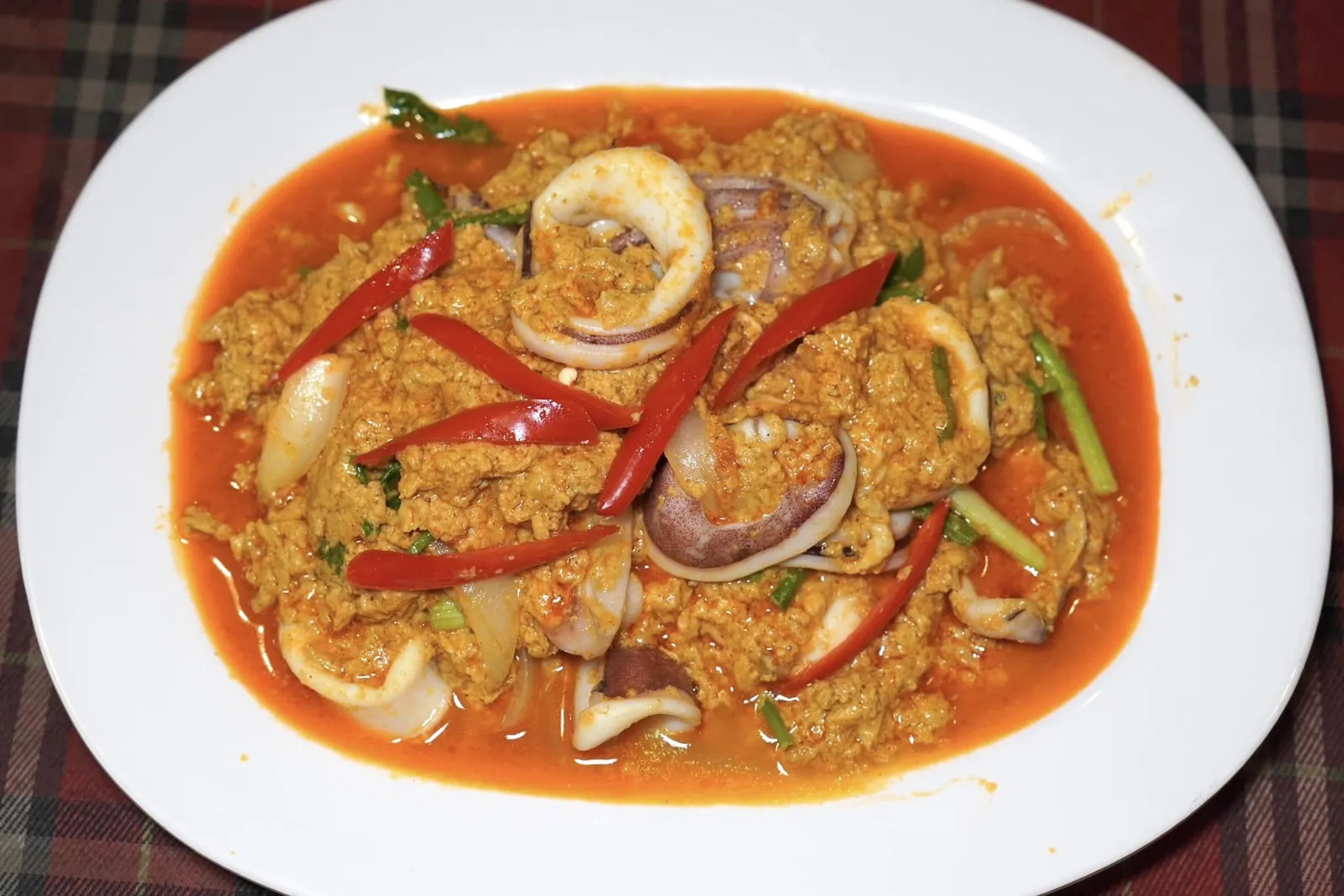 หมึกผัดผงกะหรี่ (390)หมึกผัดมากับผงกะหรี่โดยสูตรของทางร้านจะมีความเข้มข้นปานกลางและไม่ครีมมี่มากนัก หมึกทุกชิ้นสุกพอดีตามมาตรฐาน (14/20)