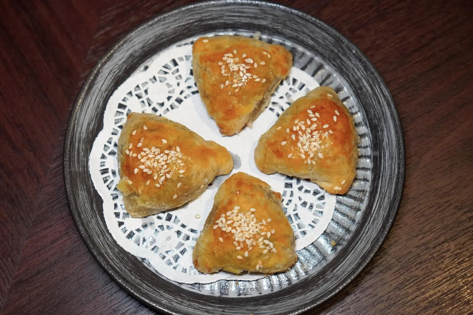 香麻叉燒酥 (48 HKD+)Baked Barbecue Pork Puff Pastry with Sesameพัฟหมูแดงออกมาได้กรอบเบา ๆ ในขณะที่ๆส้ยังคงความฉ่ำและรสชาติที่ดีของเนื้อหมู ด้านบนโรยด้วยงาขาว (14/20)