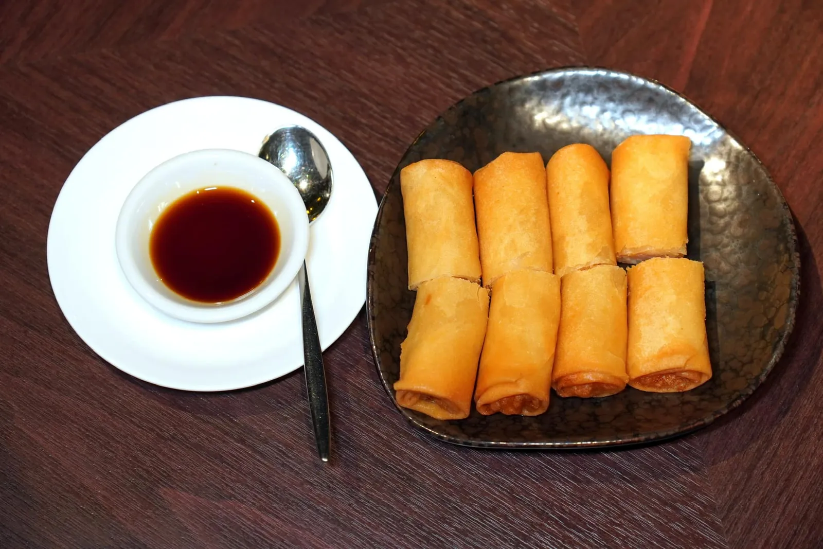 蒜茸鮮蝦春卷 (38 HKD+)Deep-fried Crispy Spring Rolls with Shrimp and Garlicปอเปี๊ยะทอดแป้งบางกรอบ ตรงกลางเป็นเนื้อกุ้ง จากนั้นคั่นระหว่างชั้นนอกและเนื้อกุ้งด้วยพูเรกระเทียมเนื้อเนียน เชฟเสิร์ฟมากับซอสสำหรับตัดความมันจากการทอด (15/20)