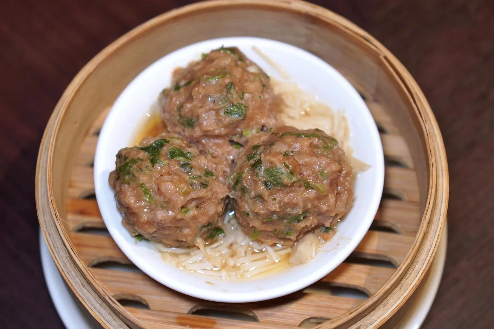 香荽牛肉球 (48 HKD+)Steamed Minced Beef Balls with Corianderลูกชิ้นเนื้อชิ้นใหญ่สับละเอียดคลุกเคล้ากับผักชีนึ่งออกมามีความนุ่มพอเหมาะ ทั้งกลิ่นเนื้อยังไม่แรงจนเกินไป ด้านล่างรองด้วยเห็ดเข็มทอง (14/20)