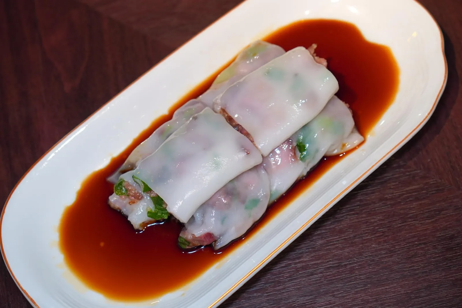 招牌叉燒腸粉 (69 HKD+)Steamed Rice Rolls with Barbecued Porkจากนั้นราดด้วยซอสที่มีความเค็มกลมกล่อมมาก ๆ (15/20)